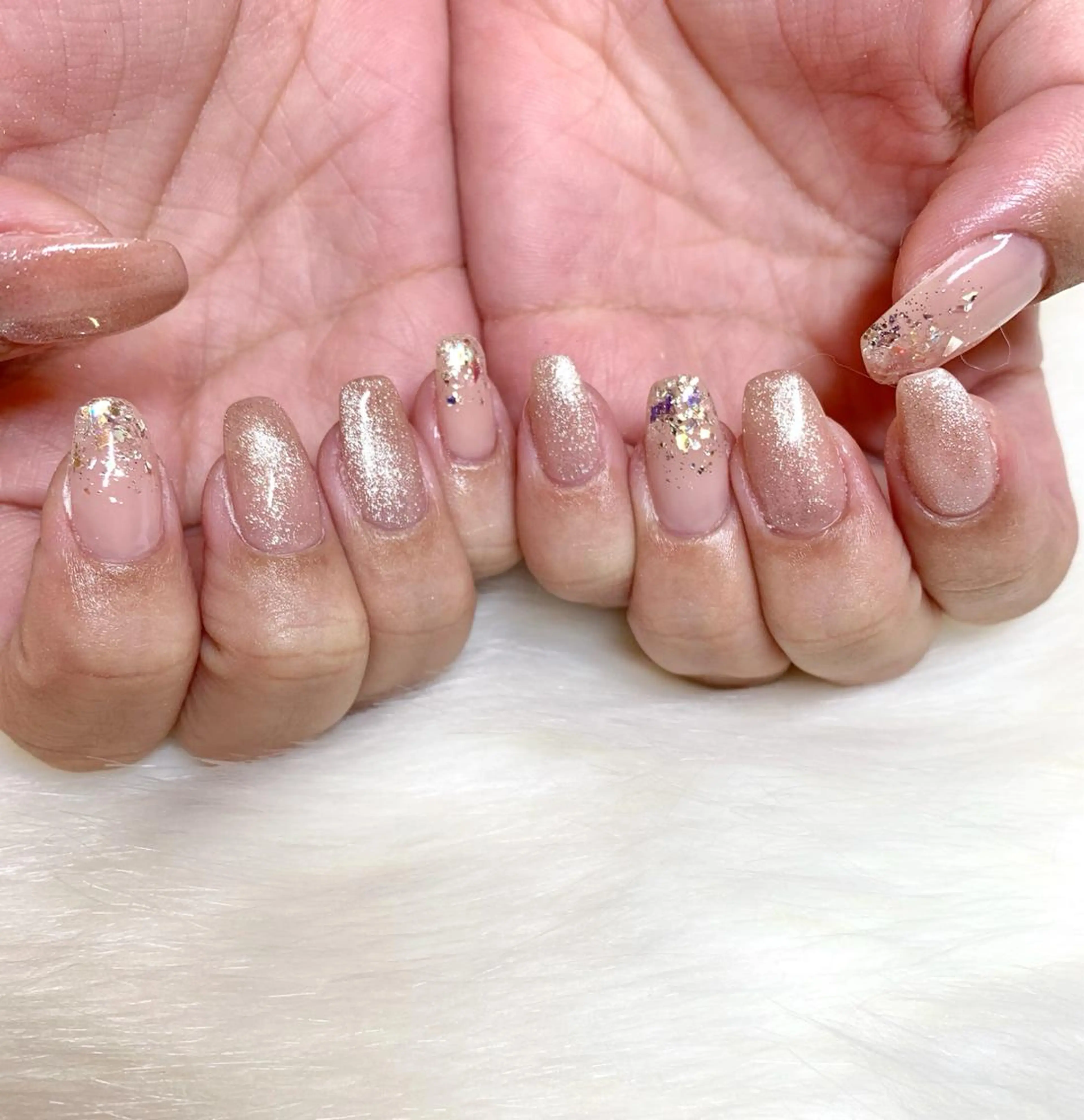 ミディアム ネイル キラキラネイル ラメ(グリッター) ラメグラデーション マグネットネイル シンプルネイル ハンドネイル R nailのネイルデザイン