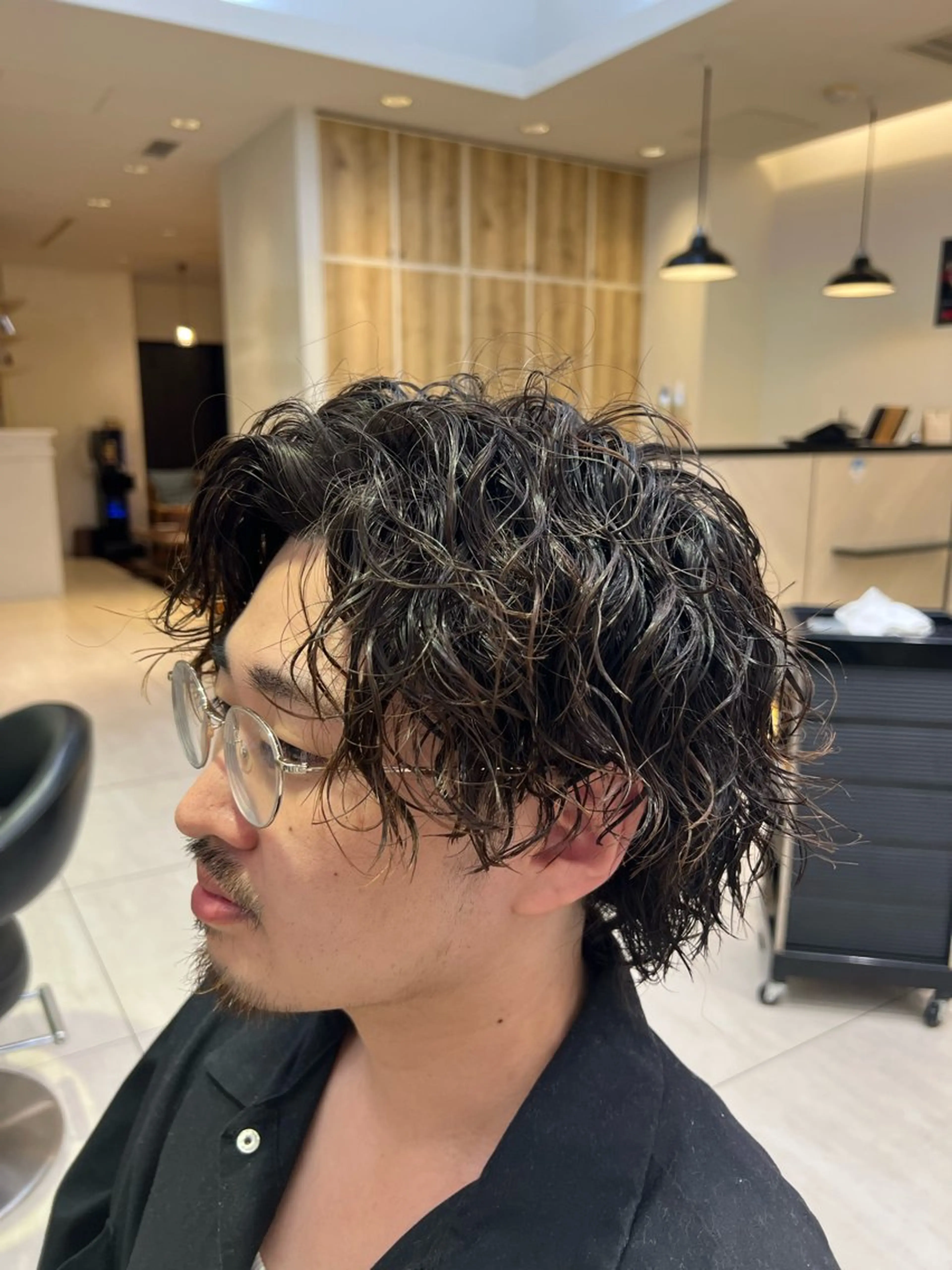 ミディアム メンズパーマ 岩成健志郎のヘアスタイル