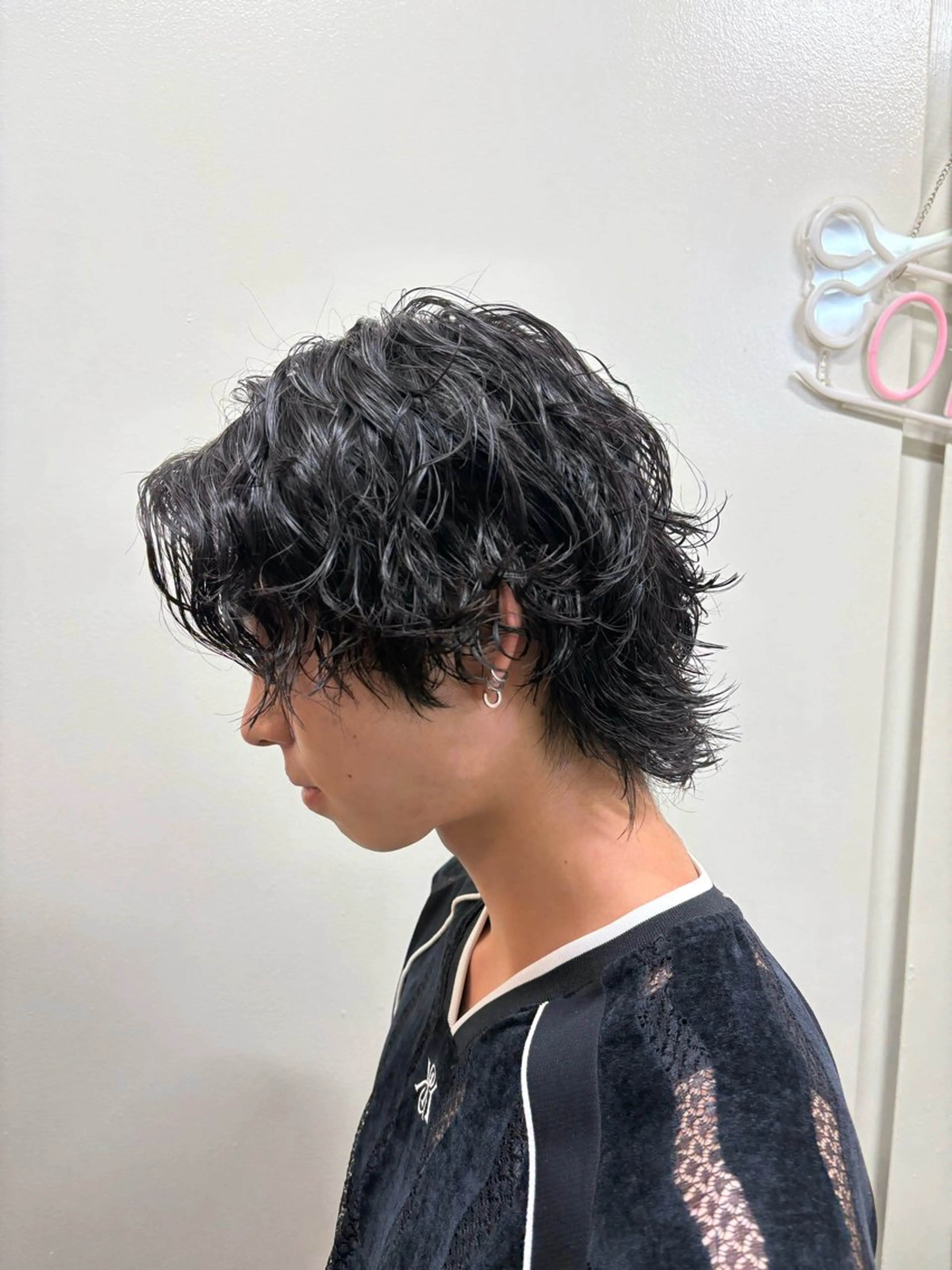 ミディアム パーマ メンズ ミディアムパーマ センターパート メンズパーマ メンズウルフカット ウルフカット カット パーマ カルマ・ニュアンス パーマ　須田龍世のヘアスタイル