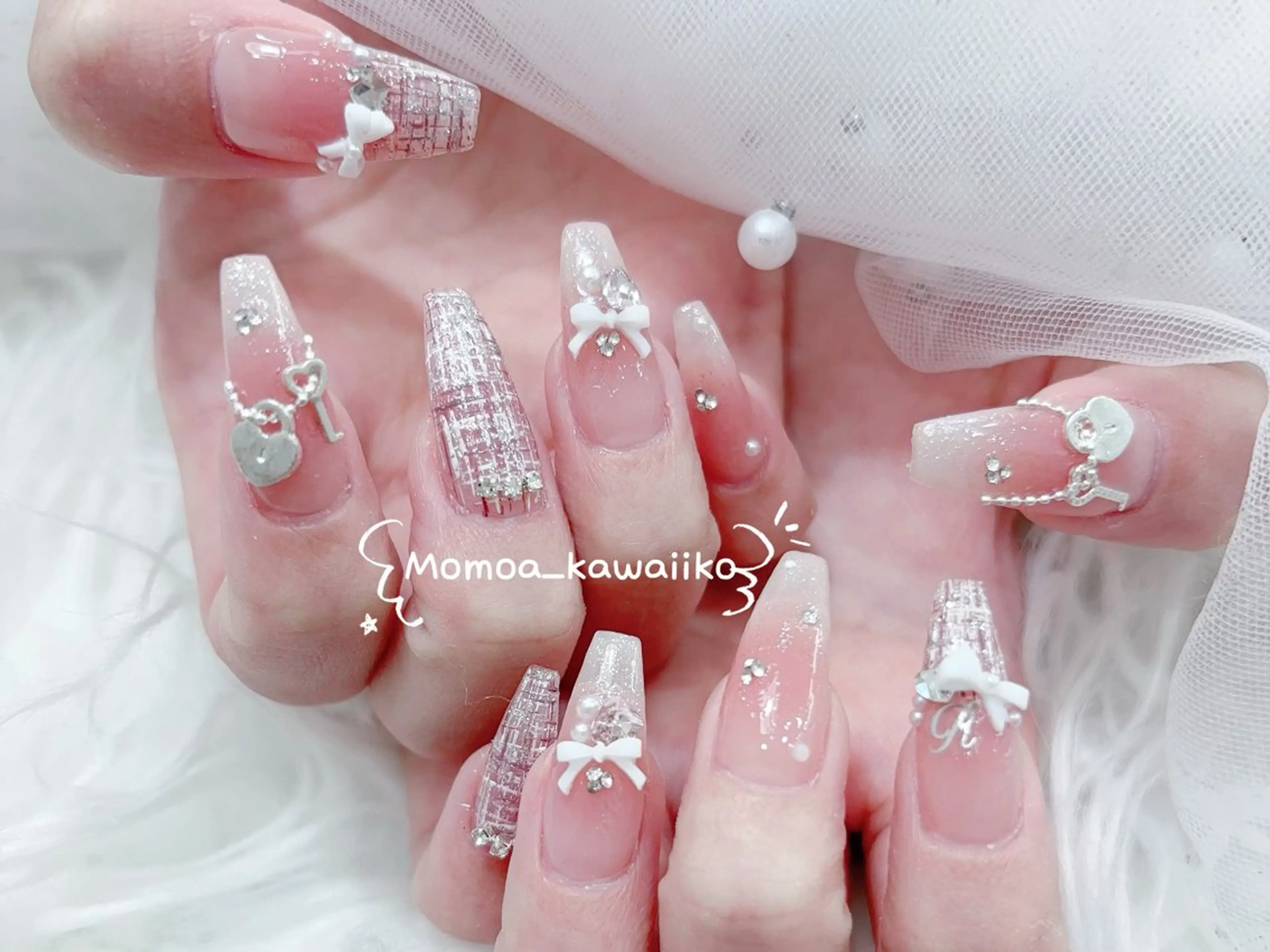 ネイル キラキラネイル 韓国ネイル スカルプネイル ハンドネイル MoMoA Nail ネイル長さ出し専門店のネイルデザイン