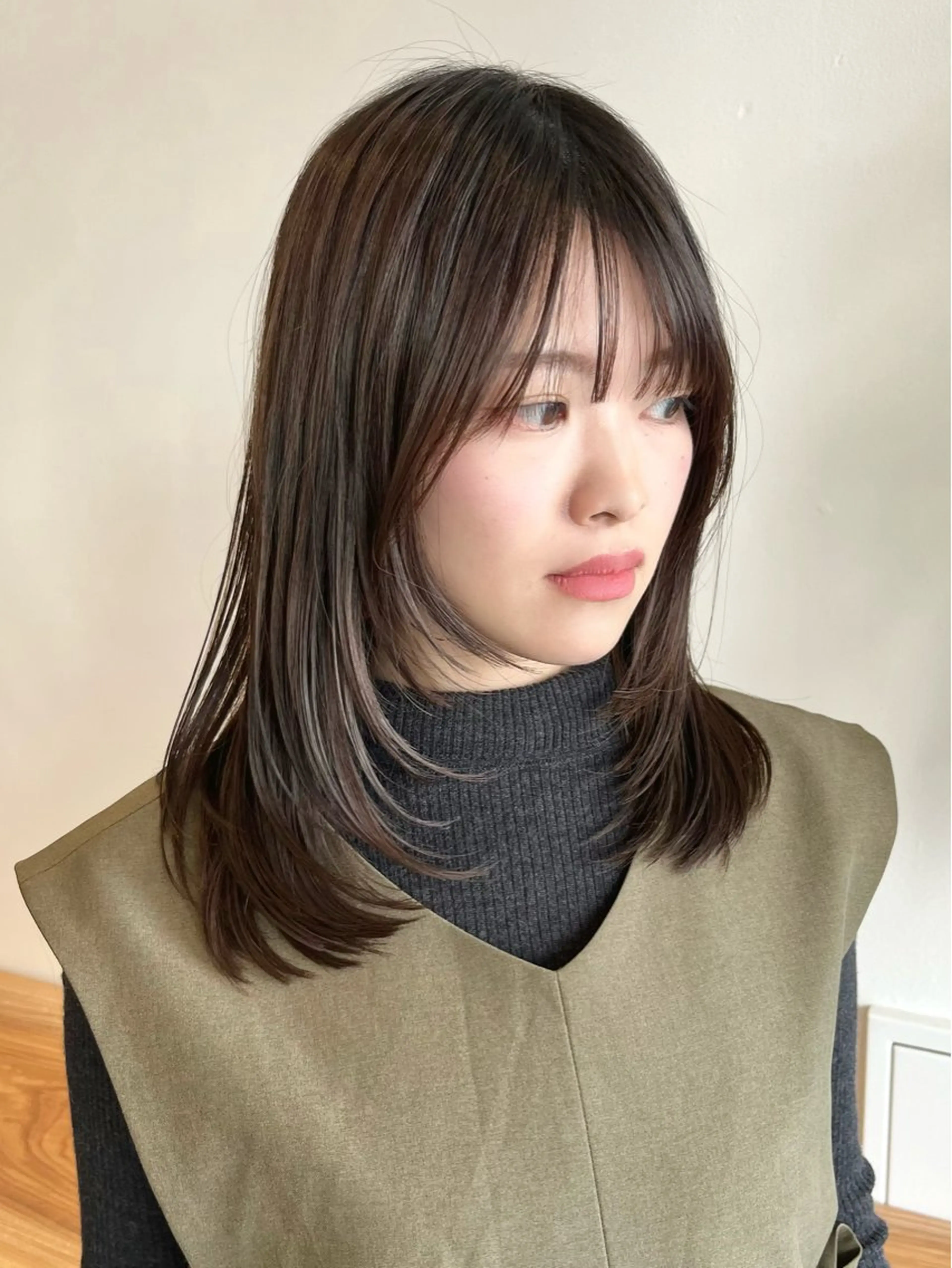 ミディアム カラー グレージュ くびれヘア 顔まわりレイヤー 韓国風ヘア レイヤーカット カット ヘアカラー i.Ehime所属・i.Ehime💫 齋藤  あつきのヘアスタイル