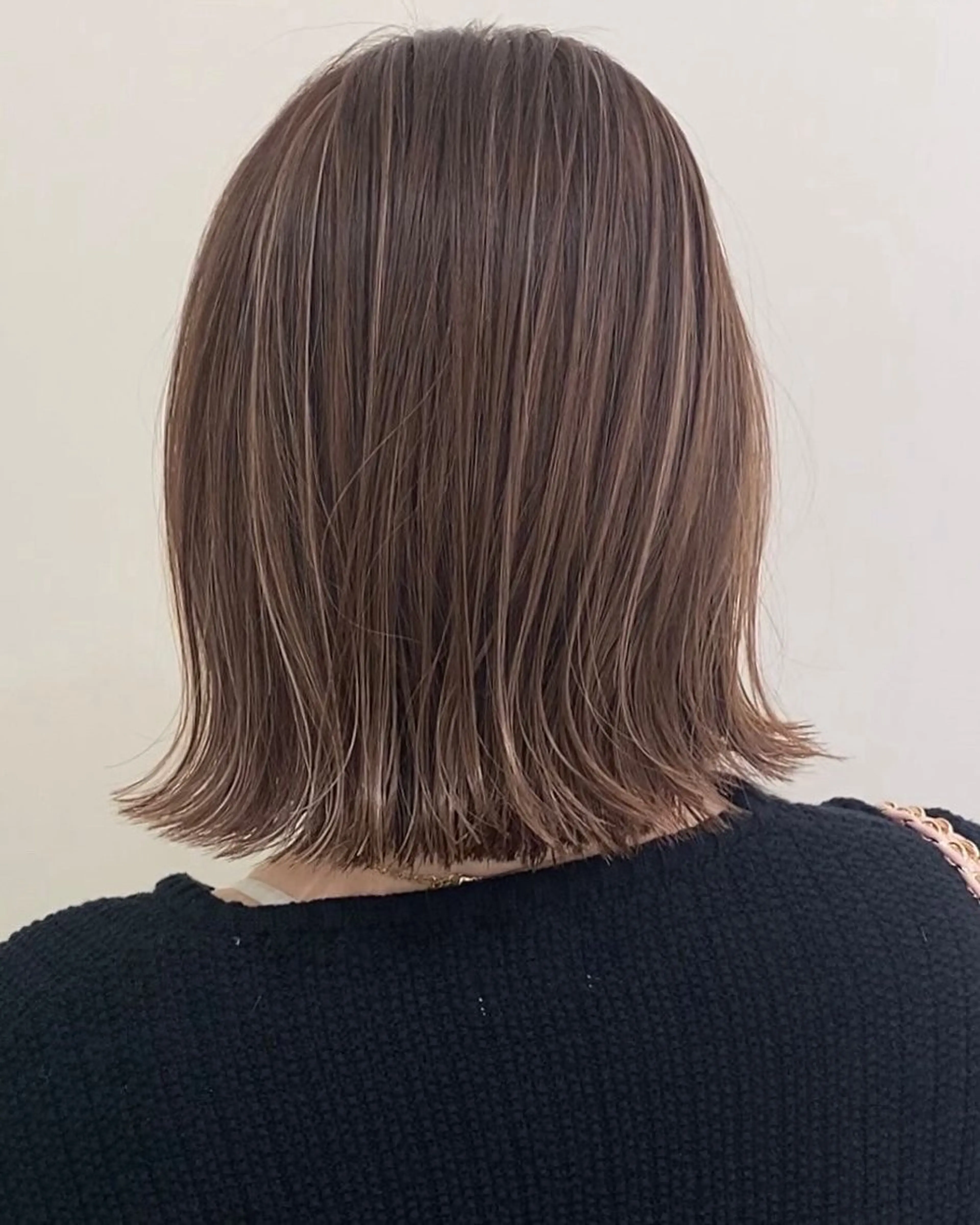 ミディアム カット ヘアカラー トリートメント 細めハイライト🩶 レイヤーカット　穂積のヘアスタイル