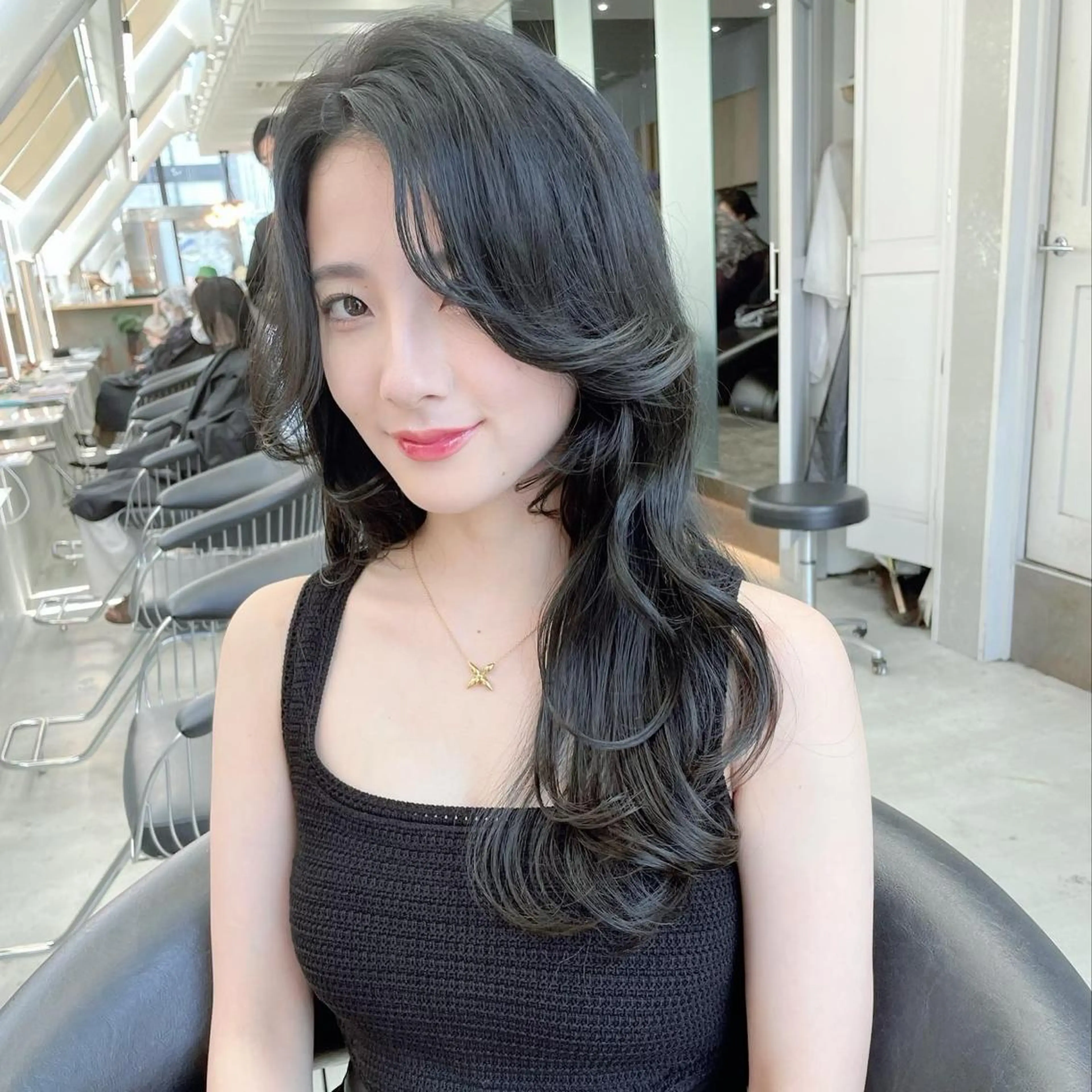 ロング カット ヘアカラー トリートメント 山本翔一郎 韓国顔周りレイヤーのヘアスタイル