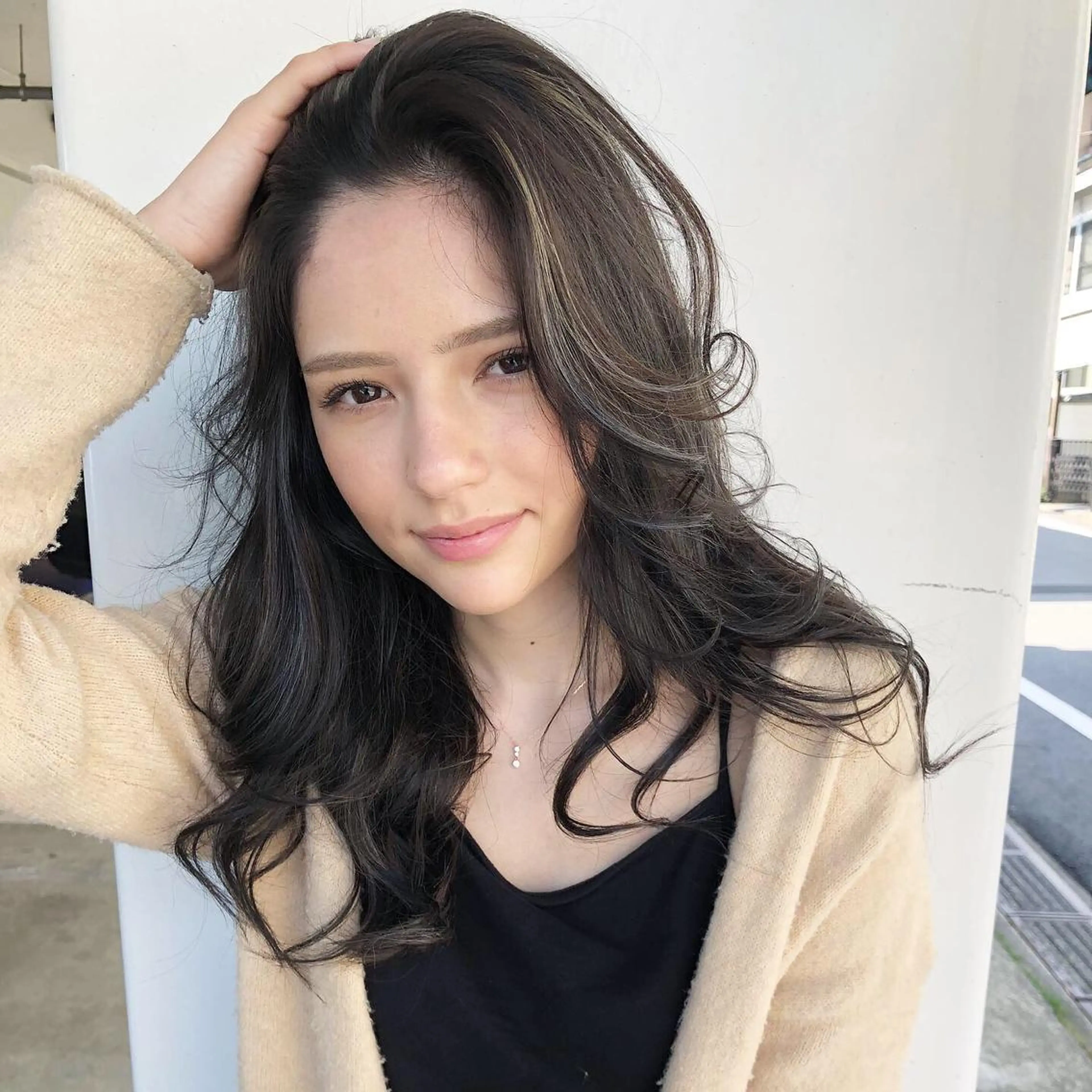 ロング カラー アッシュ アッシュブラウン バレイヤージュ ベージュカラー 黒髪 カット ヘアカラー トリートメント ヘッドスパ 韓国風×透明感カラー 髪質改善オタベシンヤのヘアスタイル