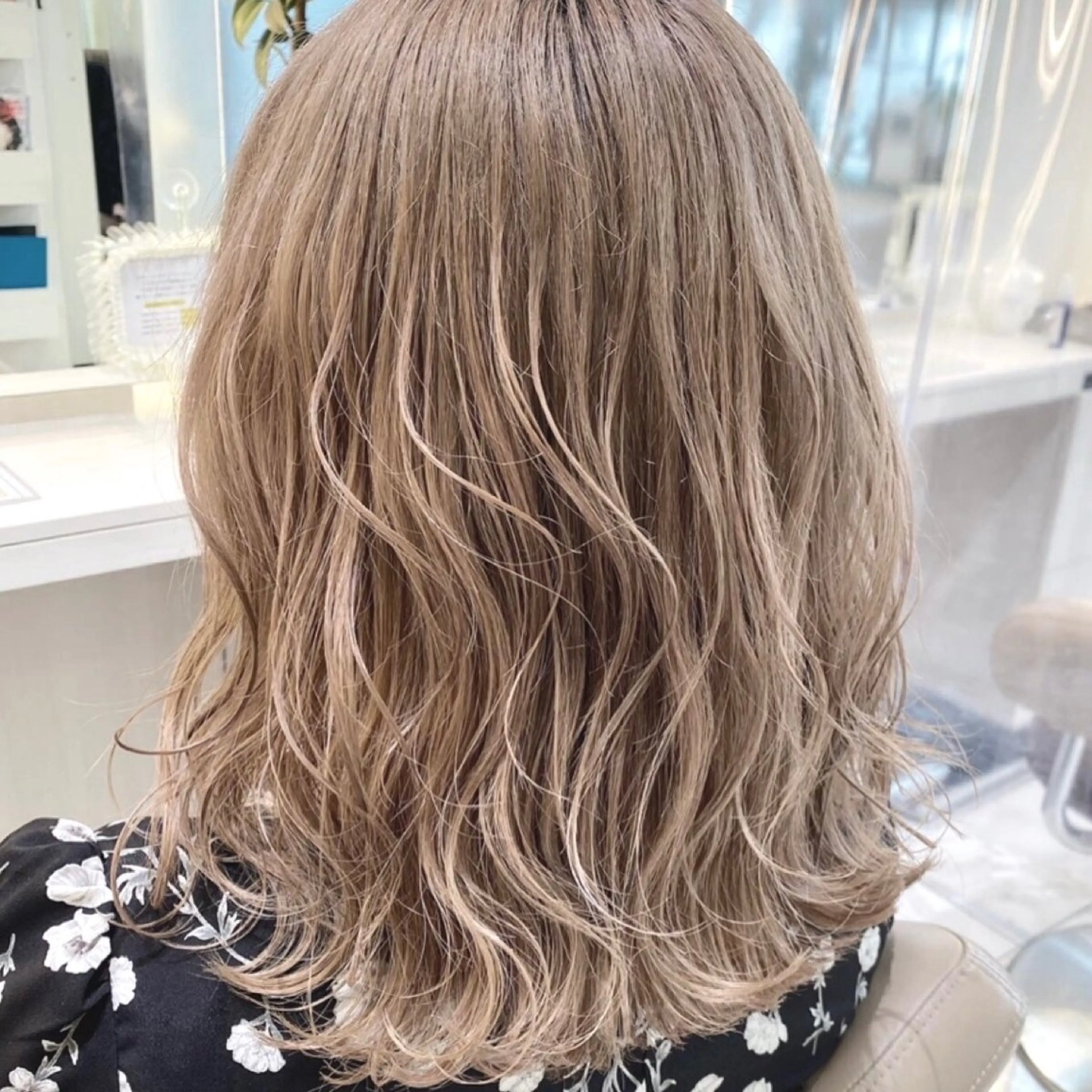 カラー ブリーチ ヘアカラー トリートメント 加藤 芽実のヘアスタイル