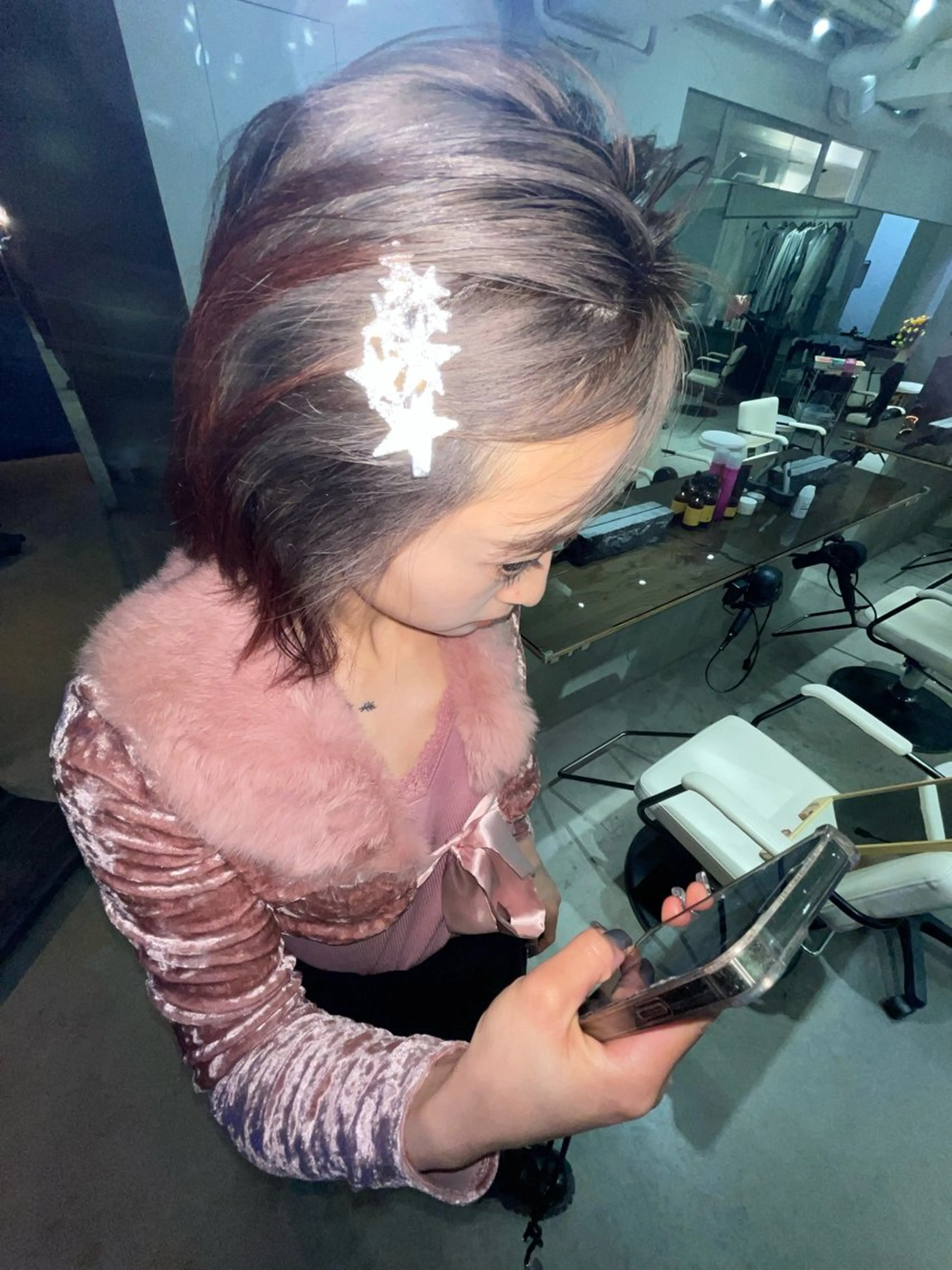 セミロング カラー レッドカラー シルバー ヘアカラー トリートメント スパイラルパーマ 🌐hina⭐️のヘアスタイル