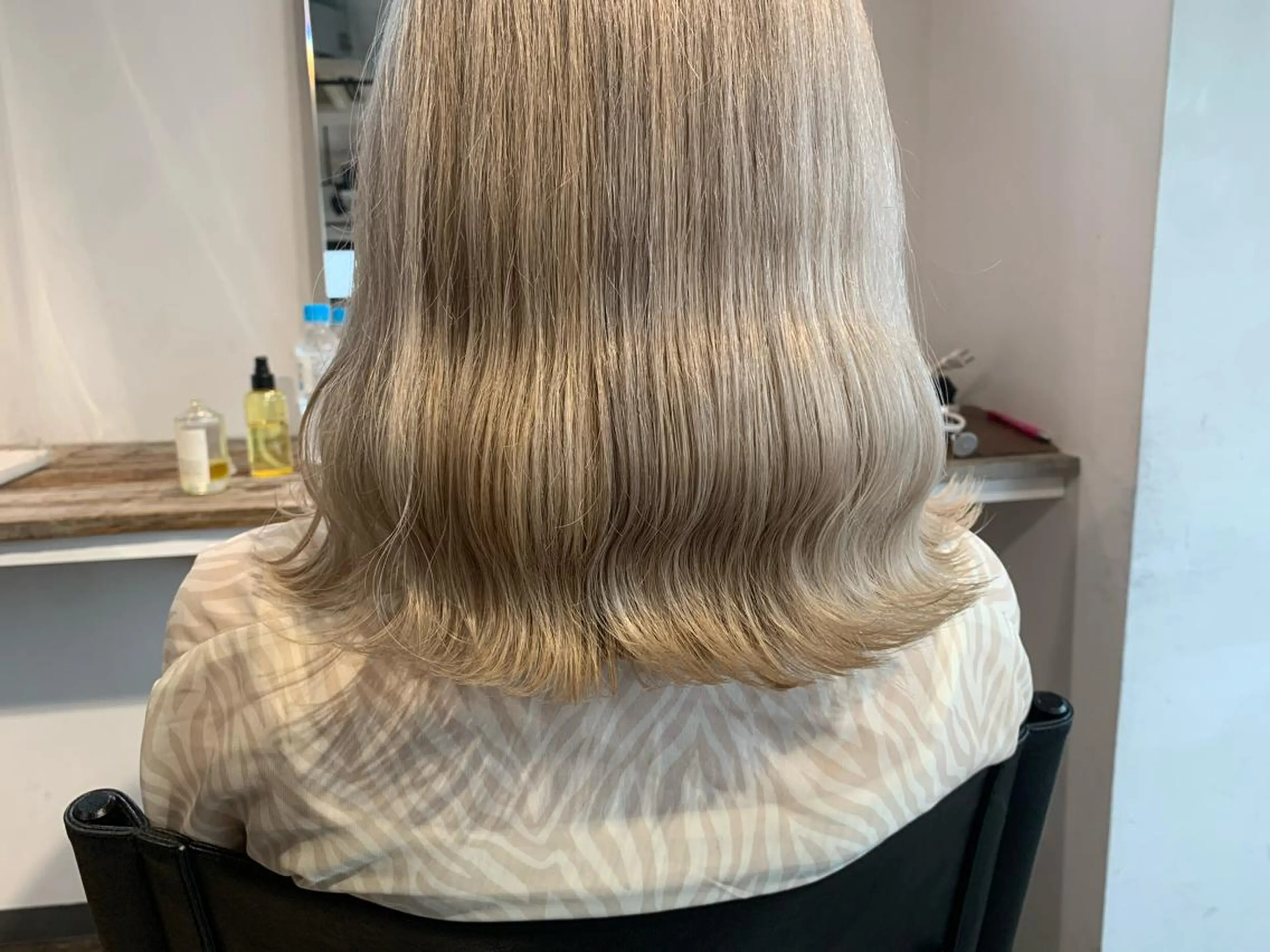 ミディアム カラー ベージュカラー ホワイトベージュ ✅ケアブリーチ✅ トヨオカ ノブヒデのヘアスタイル