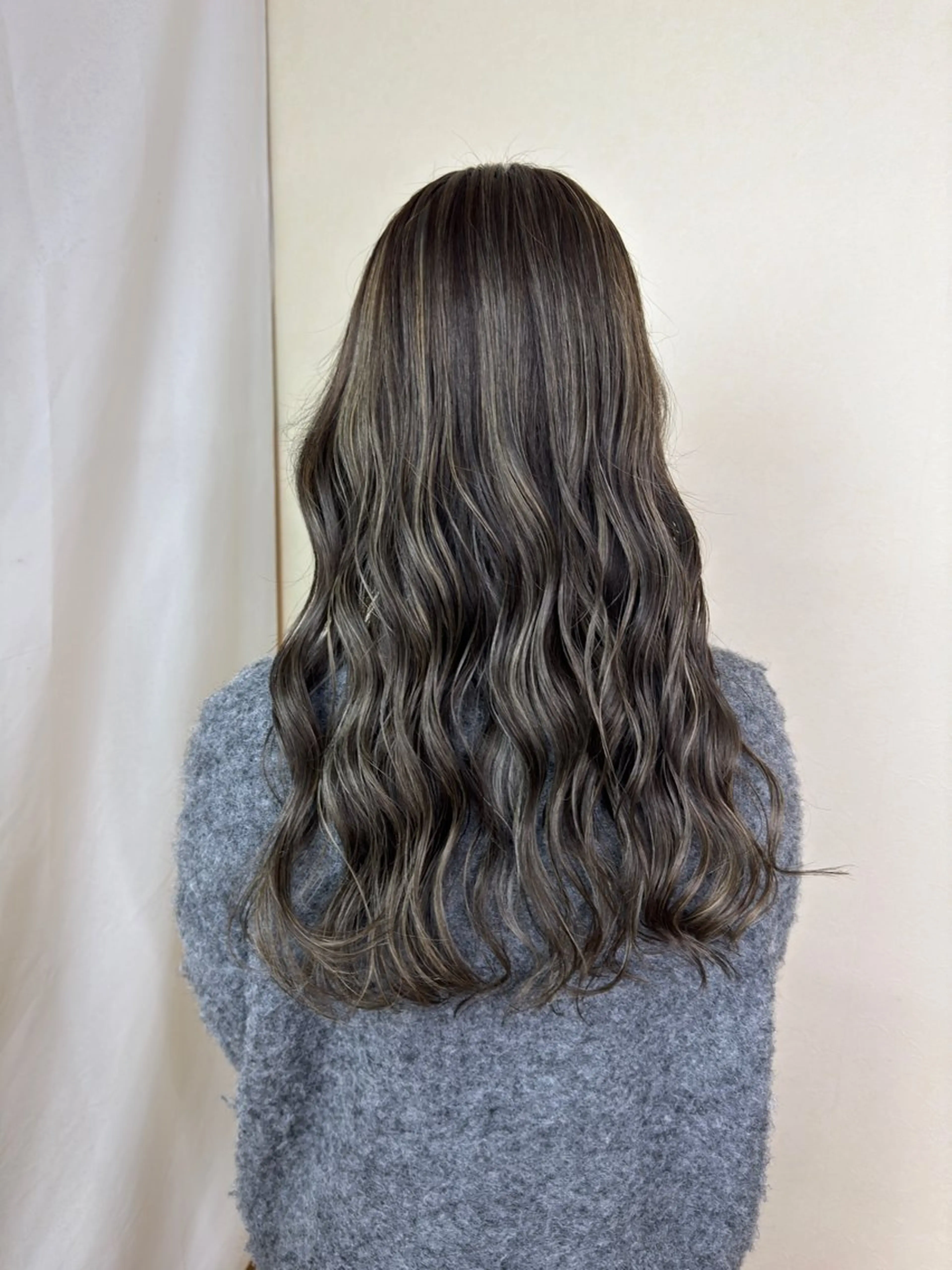 ロング カラー グレージュ ハイライトカラー オリーブグレージュ オリーブグレー ハイライト カット ヘアカラー トリートメント 鎌倉 光洋のヘアスタイル