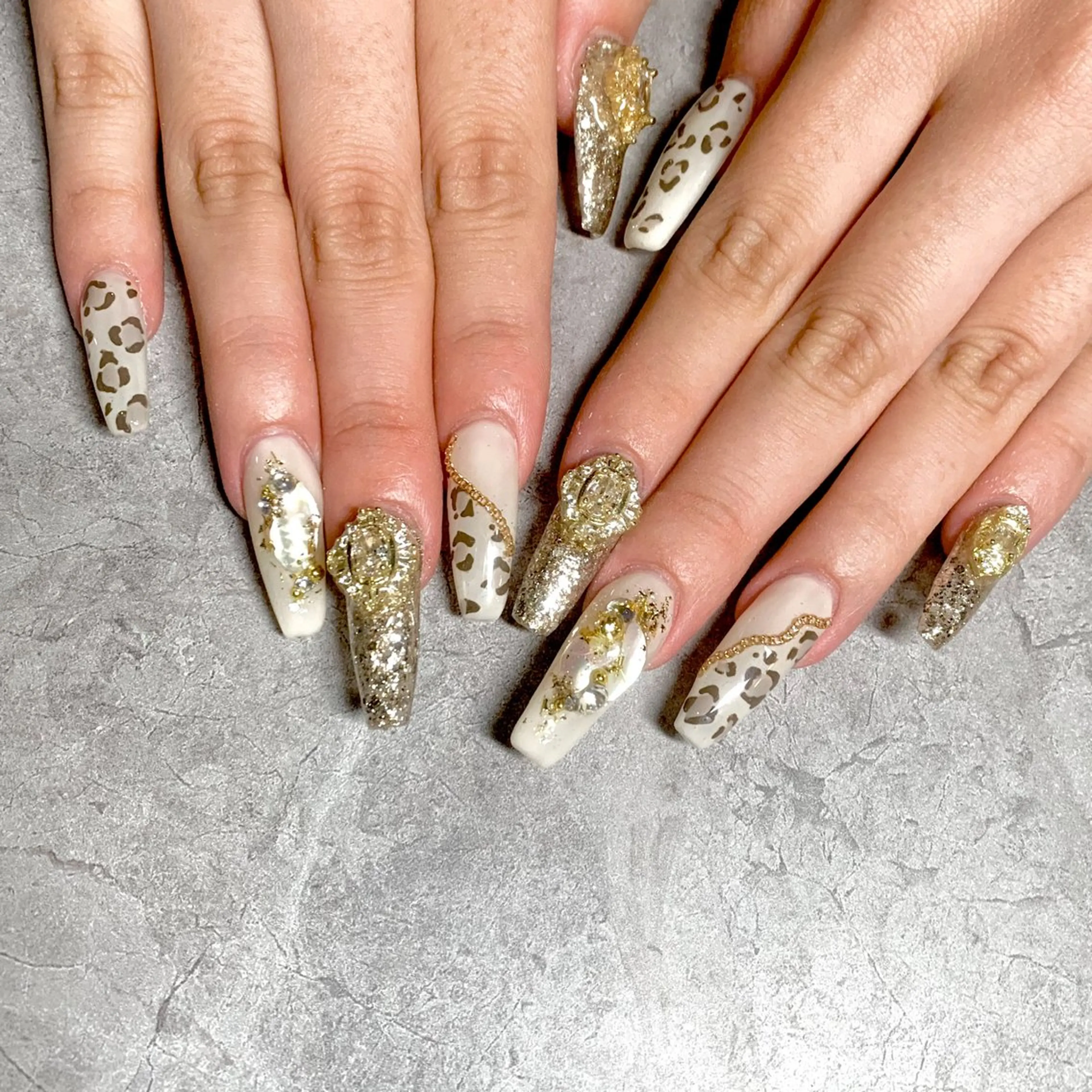 ネイル アニマル柄 キラキラネイル 韓国ネイル ロングネイル ハンドネイル Nail Salon Lillion【リリオン】所属・lillion karenのネイルデザイン