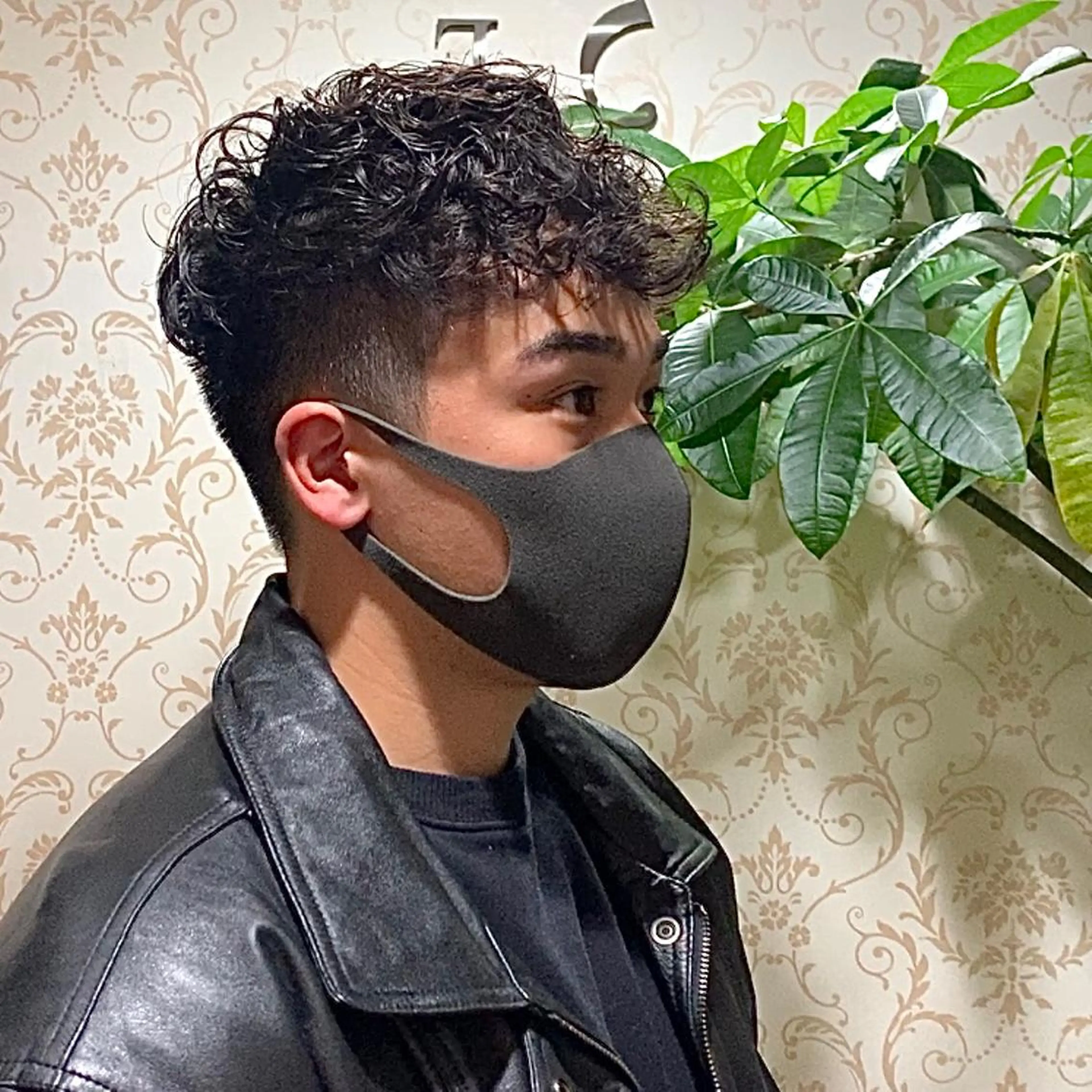 パーマ メンズ フェードカット メンズパーマ スペインカール メンズ縮毛矯正 /メンズパーマ美容師のヘアスタイル