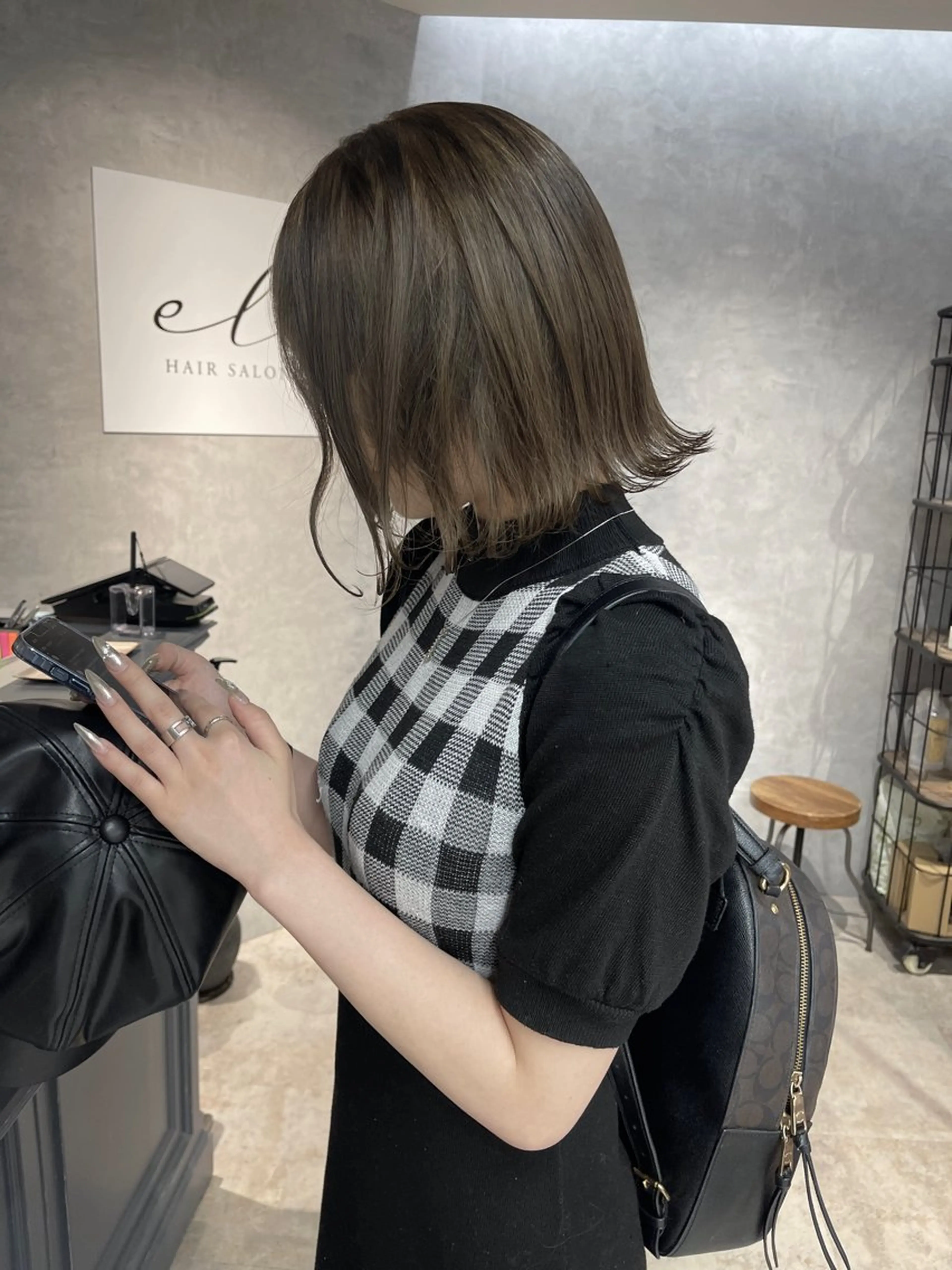 ショート カラー ブリーチ ケアブリーチ カット ヘアカラー オフホワイトアンドなんば所属・福西 洋斗のヘアスタイル