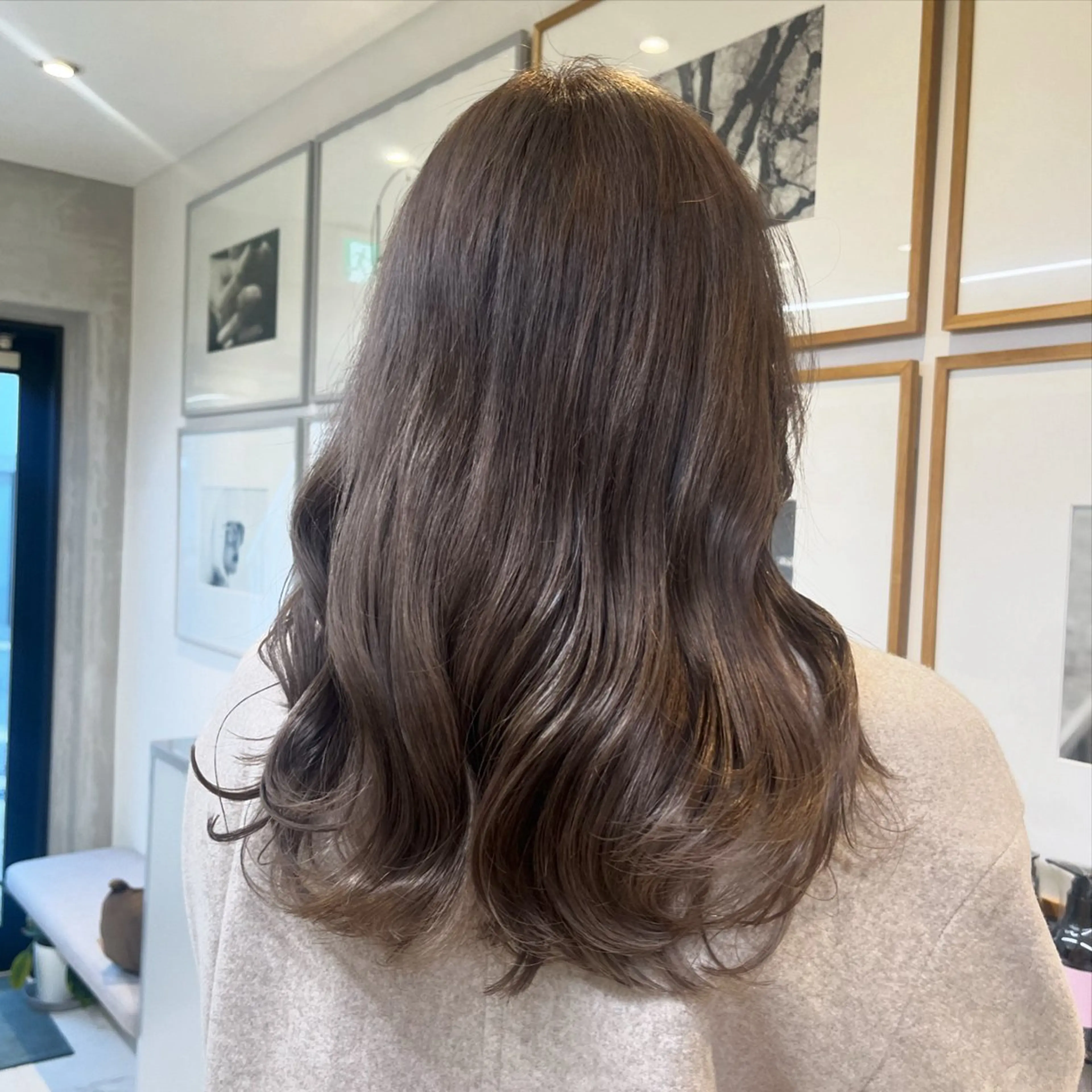 セミロング カラー ベージュカラー 透明感カラー ダブルカラー ハイトーンカラー ミルクティーベージュ ヘアカラー トリートメント ヘッドスパ ヘアセット カジュアルを女っぽく 𝗮𝘆𝗮𝗰𝗼のヘアスタイル