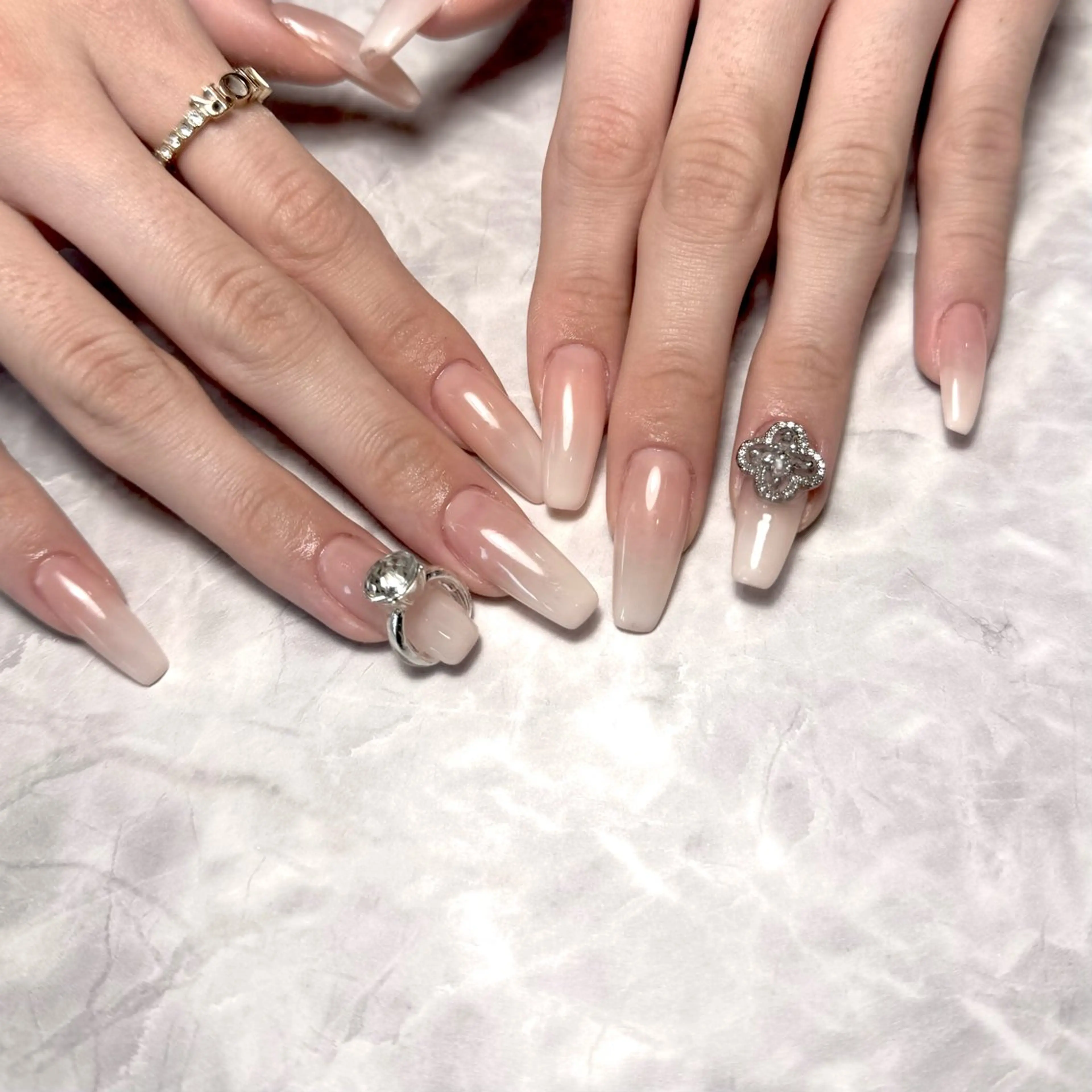 ネイル グラデーション キラキラネイル オフィスネイル ホワイト ハンドネイル Nail Salon Lillion【リリオン】所属・lillion karenのネイルデザイン