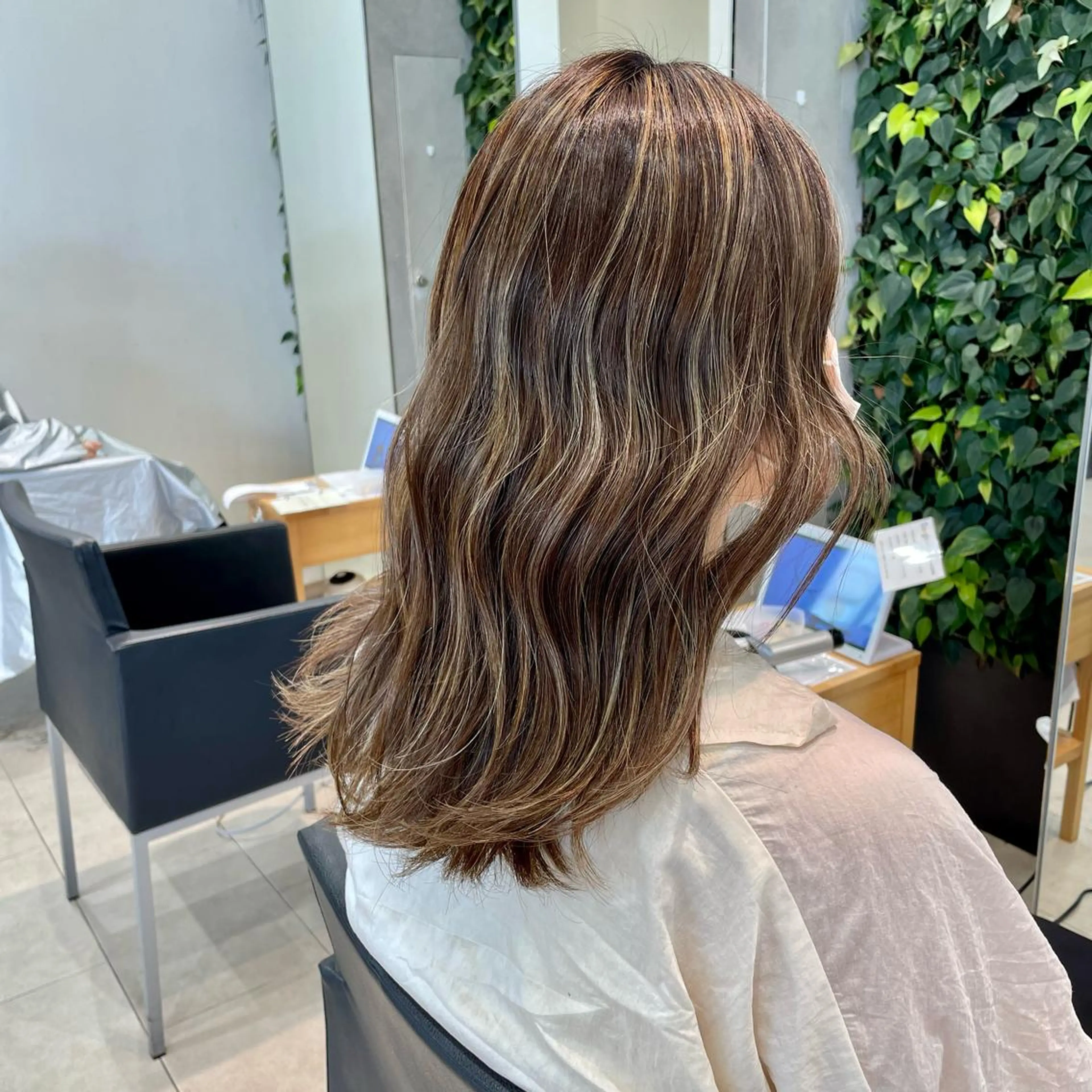 セミロング カラー ハイライトカラー ハイライト カット ヘアカラー 【脱白髪染め】【髪質 改善】仲井槙一のヘアスタイル