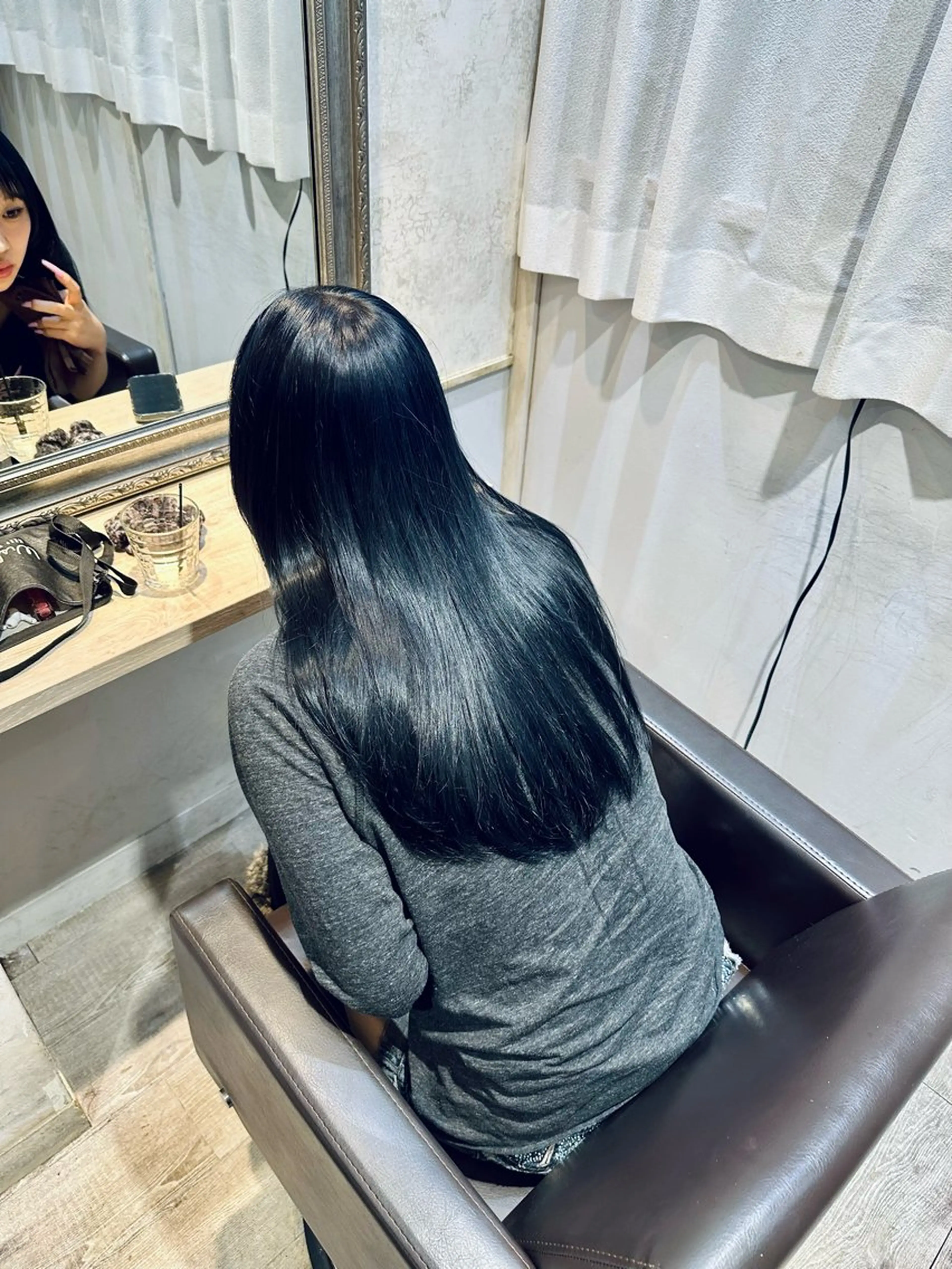 カラー 黒髪 ブルーカラー ブルーブラック ヘアカラー ルティア新宿縮毛 🐚山入端巧のヘアスタイル