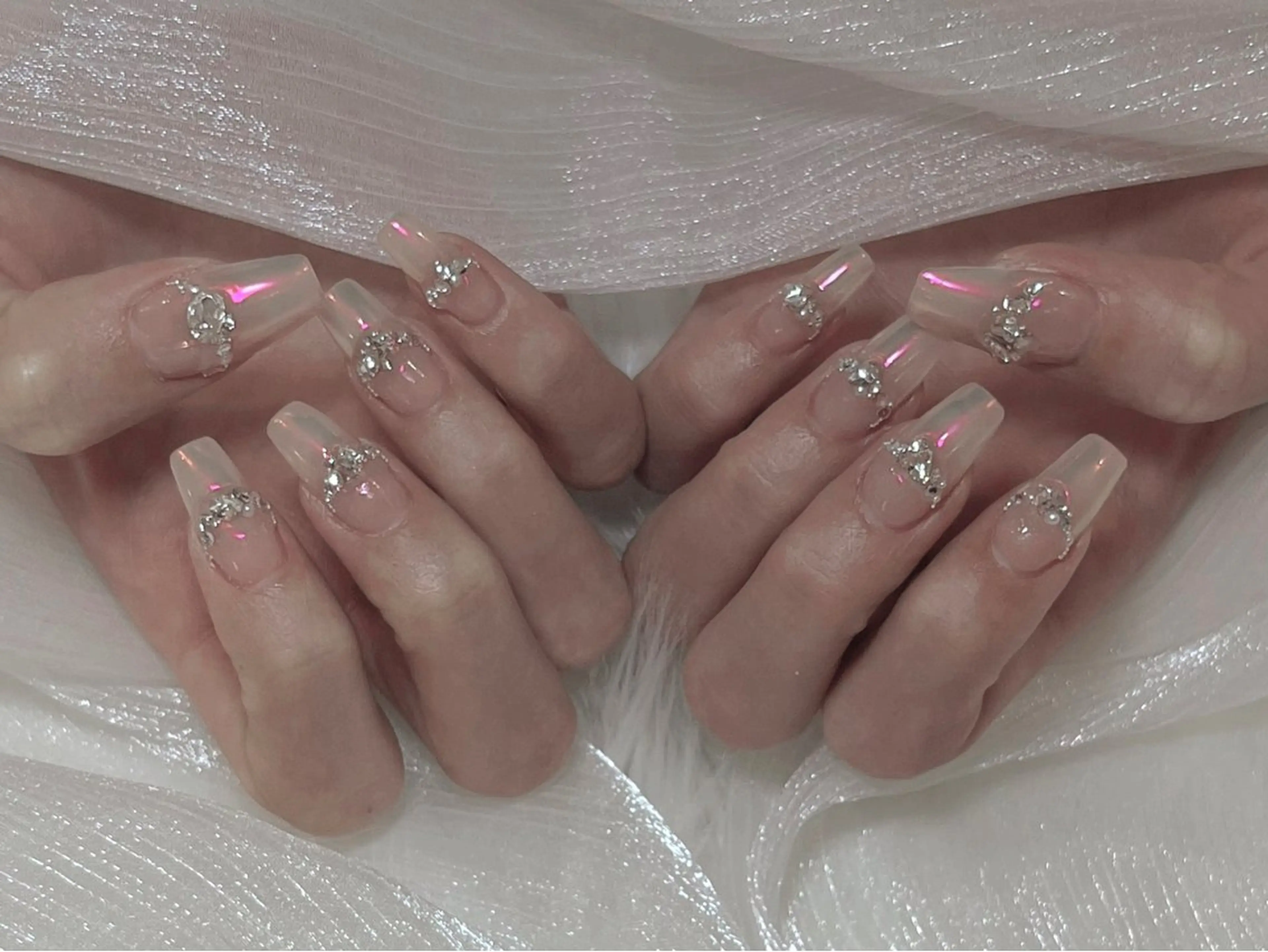 ネイル オーロラネイル キラキラネイル ストーンネイル ハンドネイル FLY Nail Salonのネイルデザイン