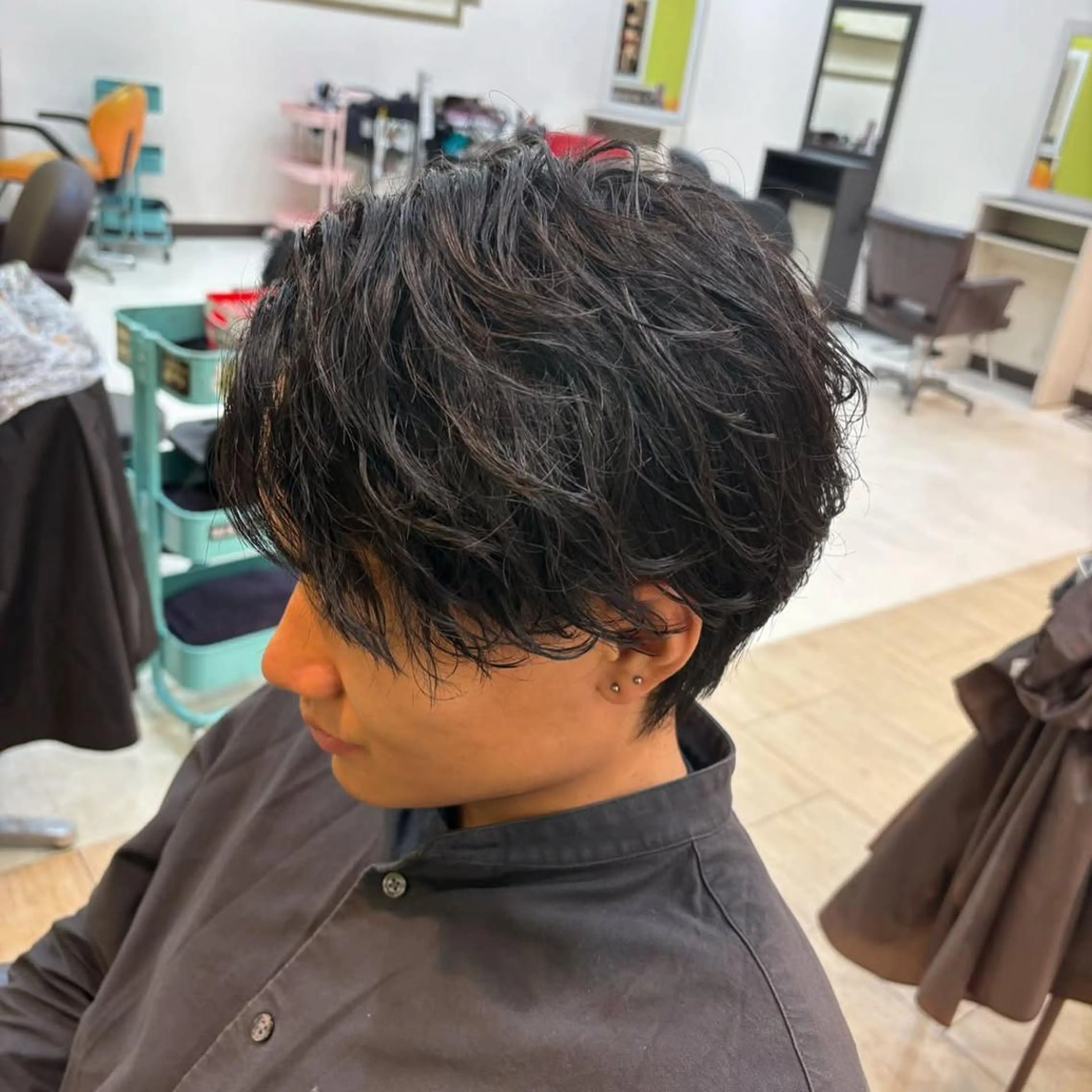 三ノ宮フェザーパーマ 蕃本 啓利のヘアスタイル