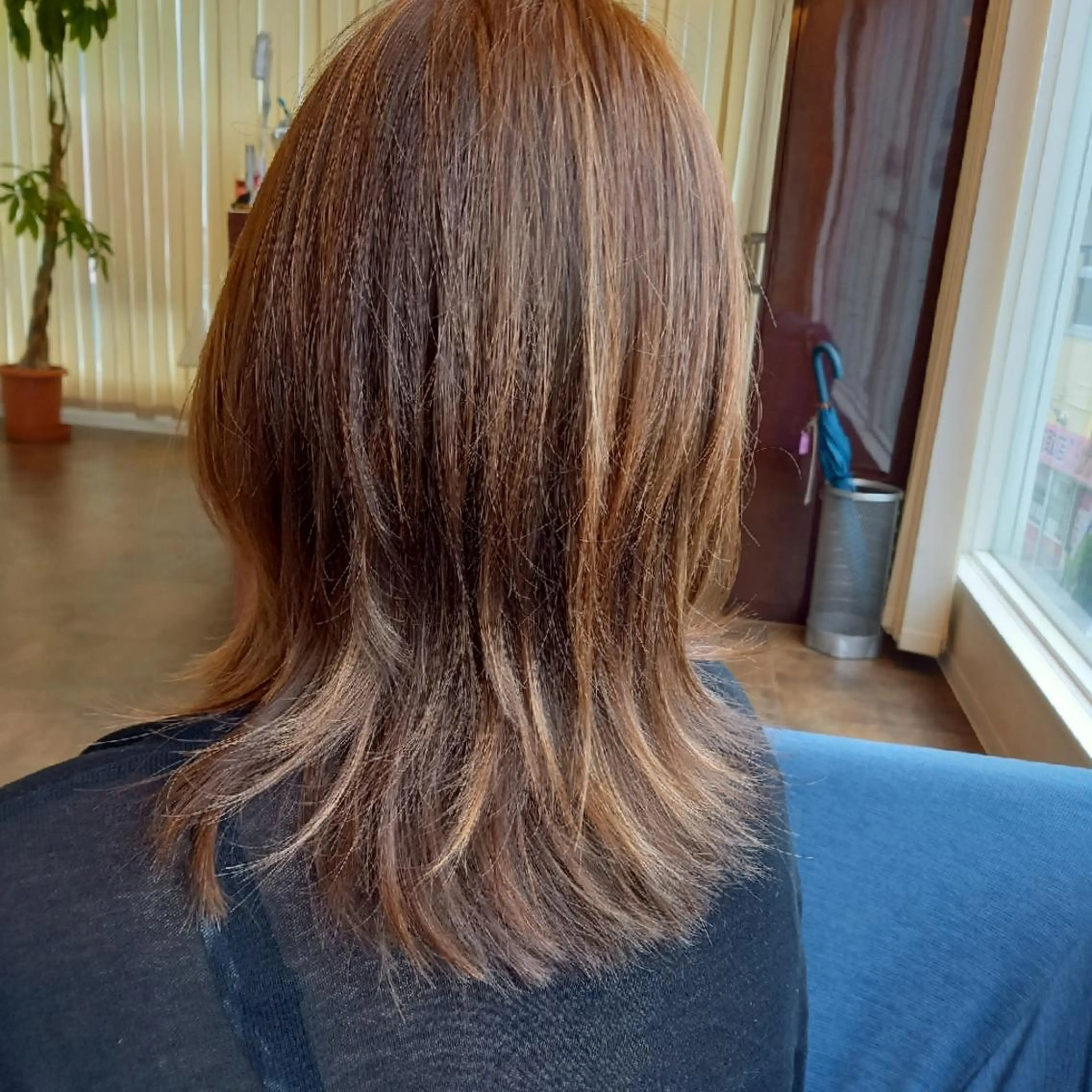 セミロング レイヤーカット 飯田・髪質改善縮毛矯 正・カラー・パーマのヘアスタイル