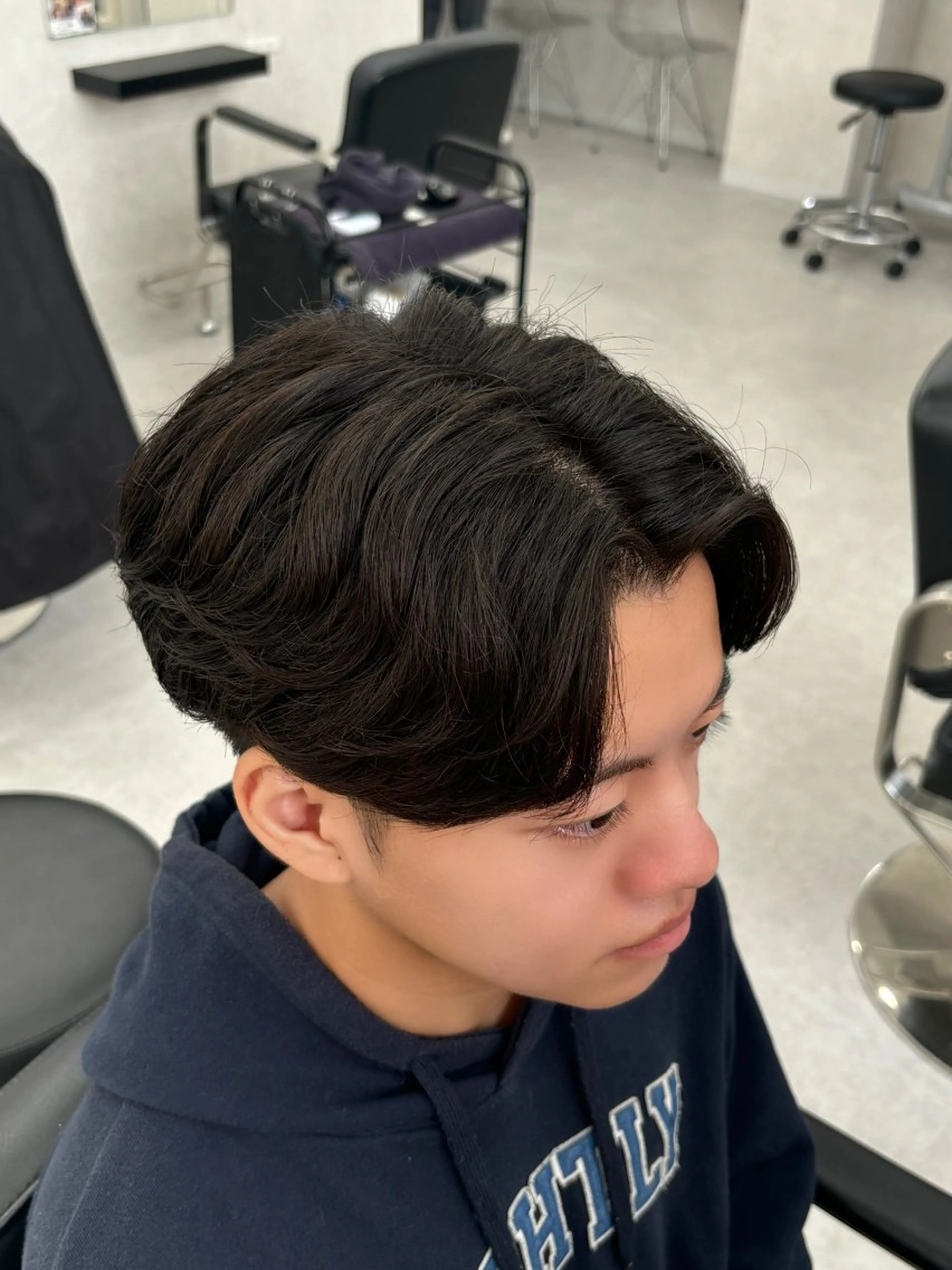 ショート パーマ メンズ センターパート メンズパーマ ニュアンスパーマ 岩井 虎大郎のヘアスタイル