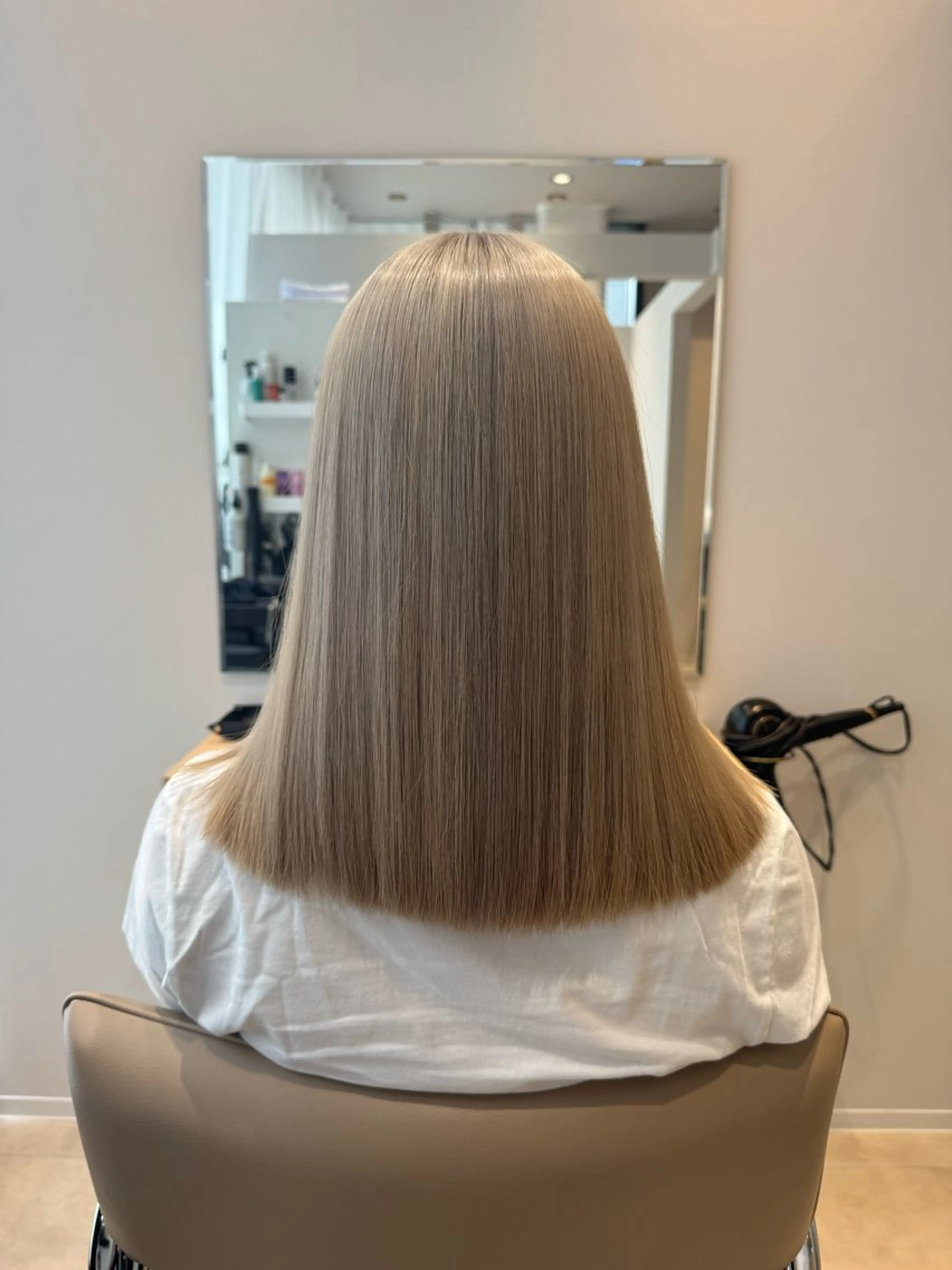 ミディアム カラー ブリーチ ブロンド ダブルカラー ホワイトブロンド Eleanor spa&treatment 札幌店内にあるシェアサロン【WHITE】所属・シルクハイトーン / 髪質改善🦋MIKUのヘアスタイル