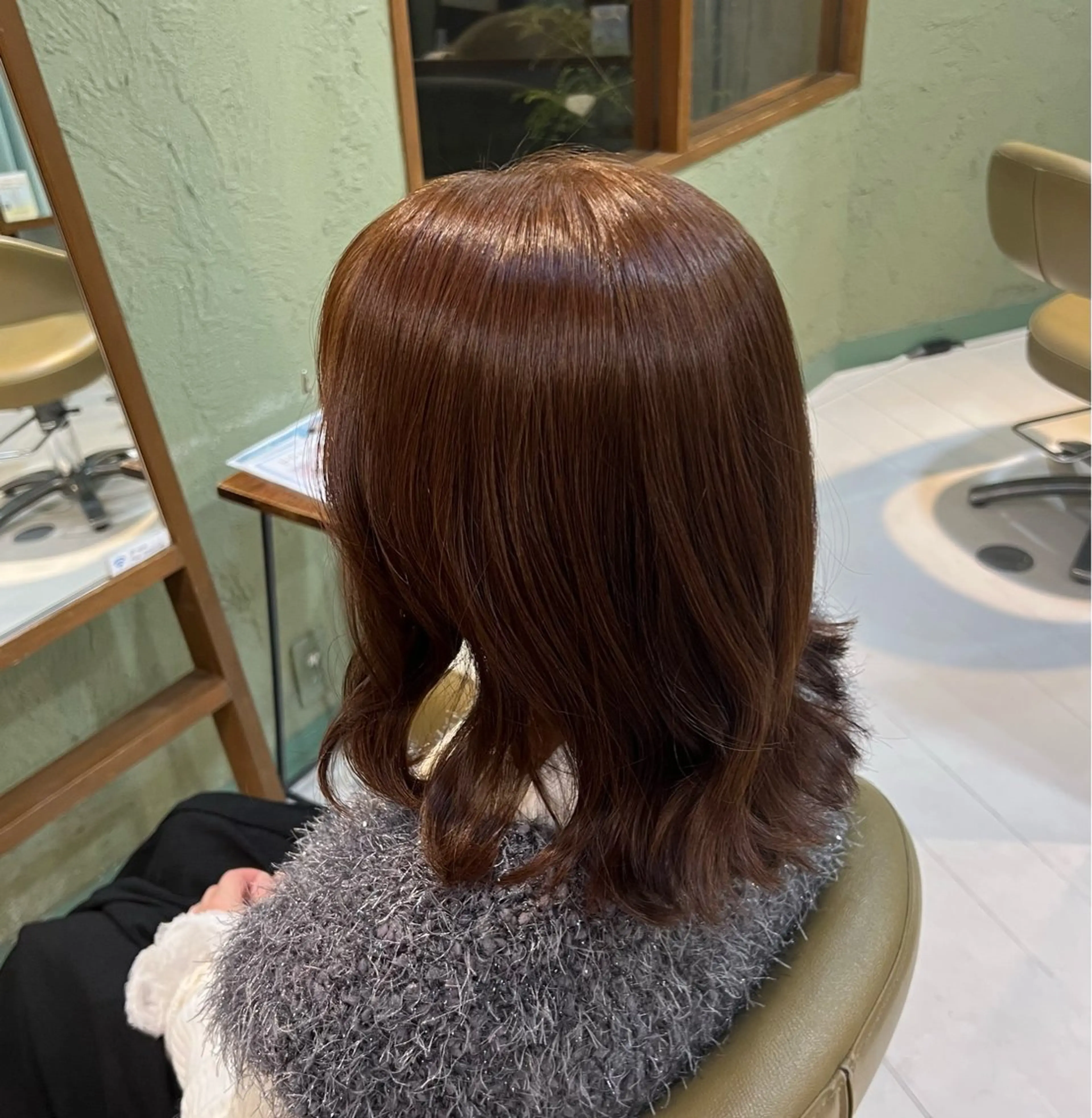 ミディアム カラー ベージュカラー 透明感カラー オリーブベージュ 外ハネヘア カット ヘアカラー epris所属・木本 歩々乃のヘアスタイル
