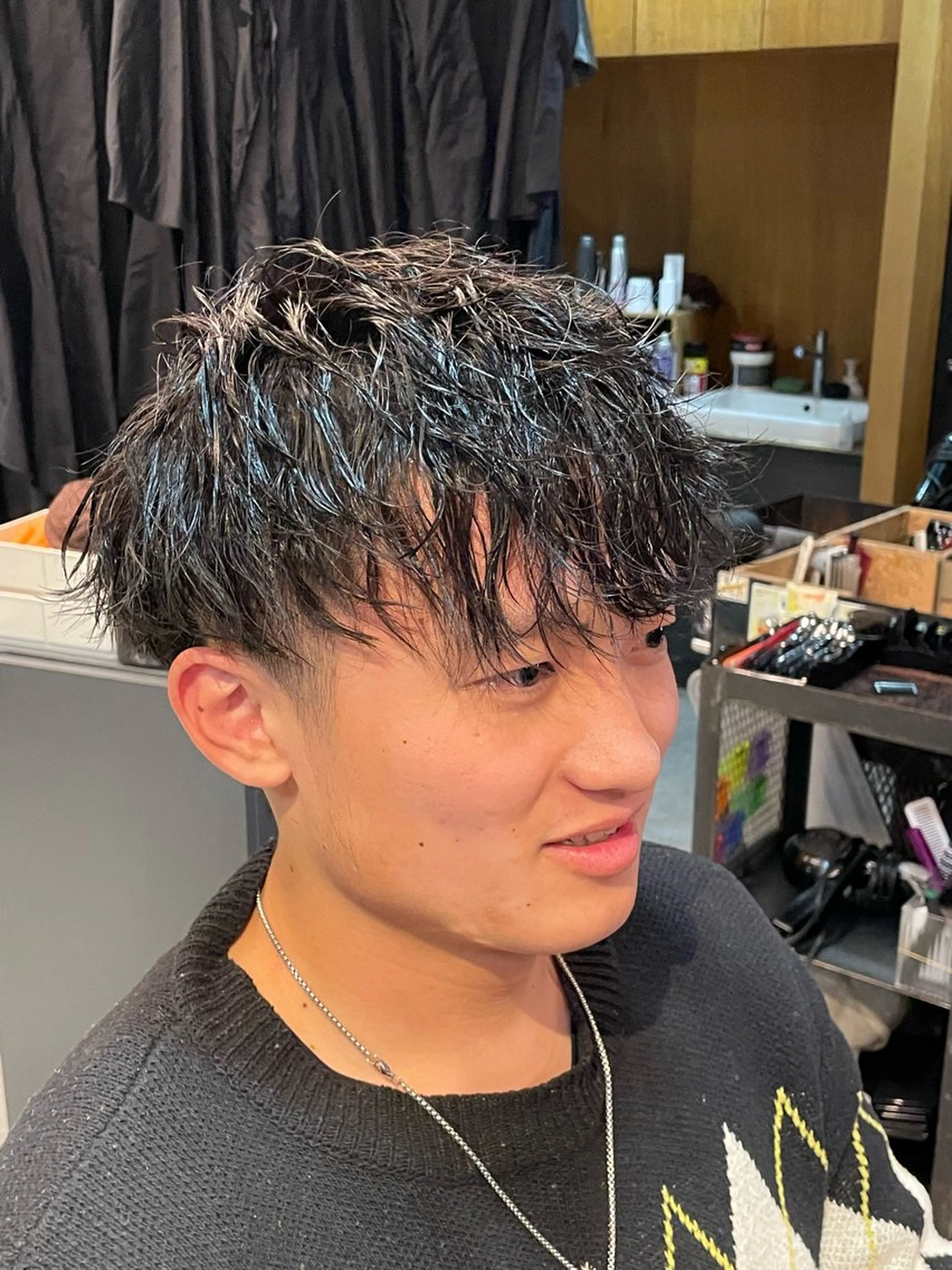 ミディアム パーマ ヘアアレンジ メンズ ミディアムパーマ マッシュ メンズパーマ メンズツイストパーマ ツイストパーマ FRANK'S BARBER日比谷店所属・金谷 一平のヘアスタイル