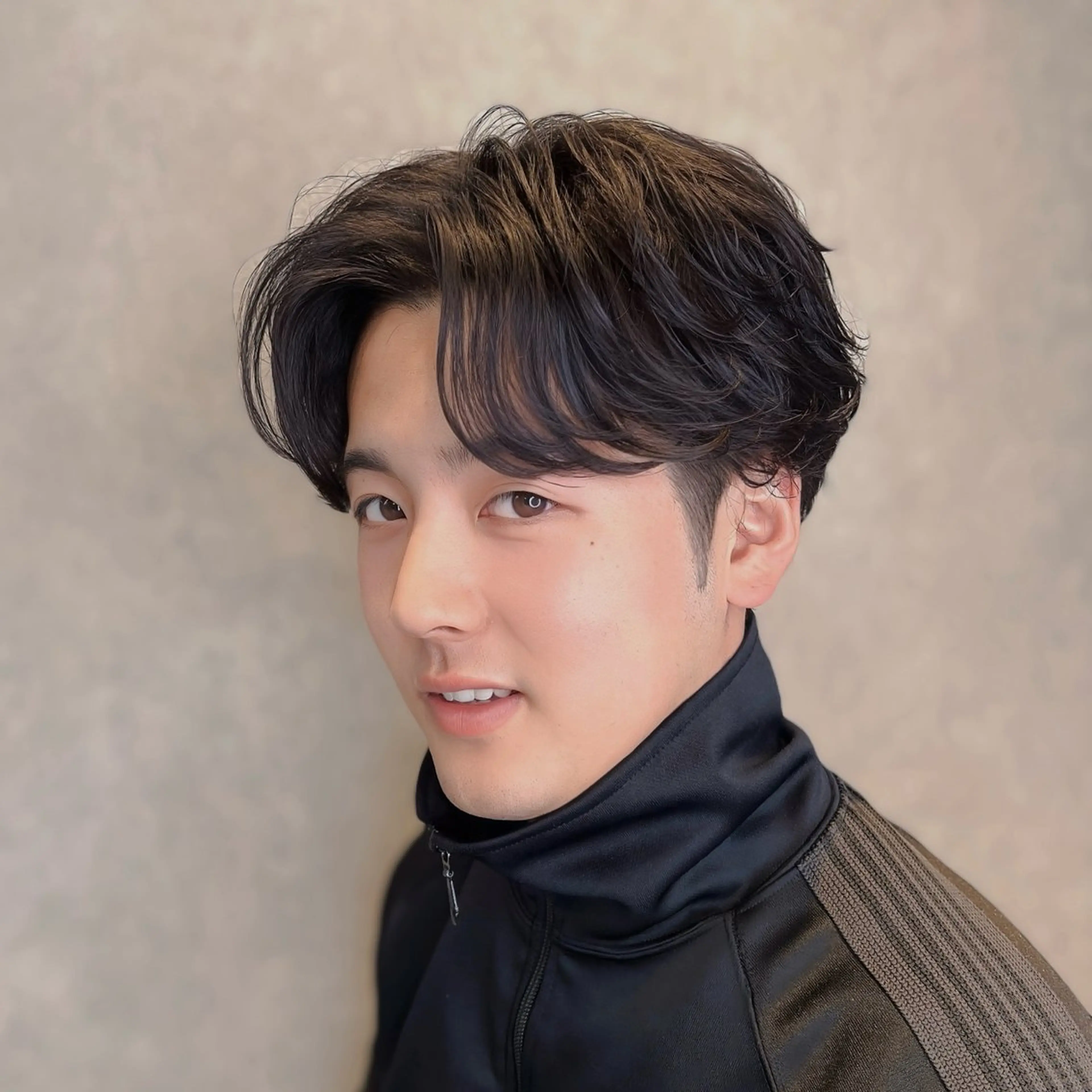 ミディアム パーマ メンズ ミディアムパーマ フェザーパーマ メンズパーマ フェザー/ゆるふわ パーマ/鐘ヶ江 航青のヘアスタイル