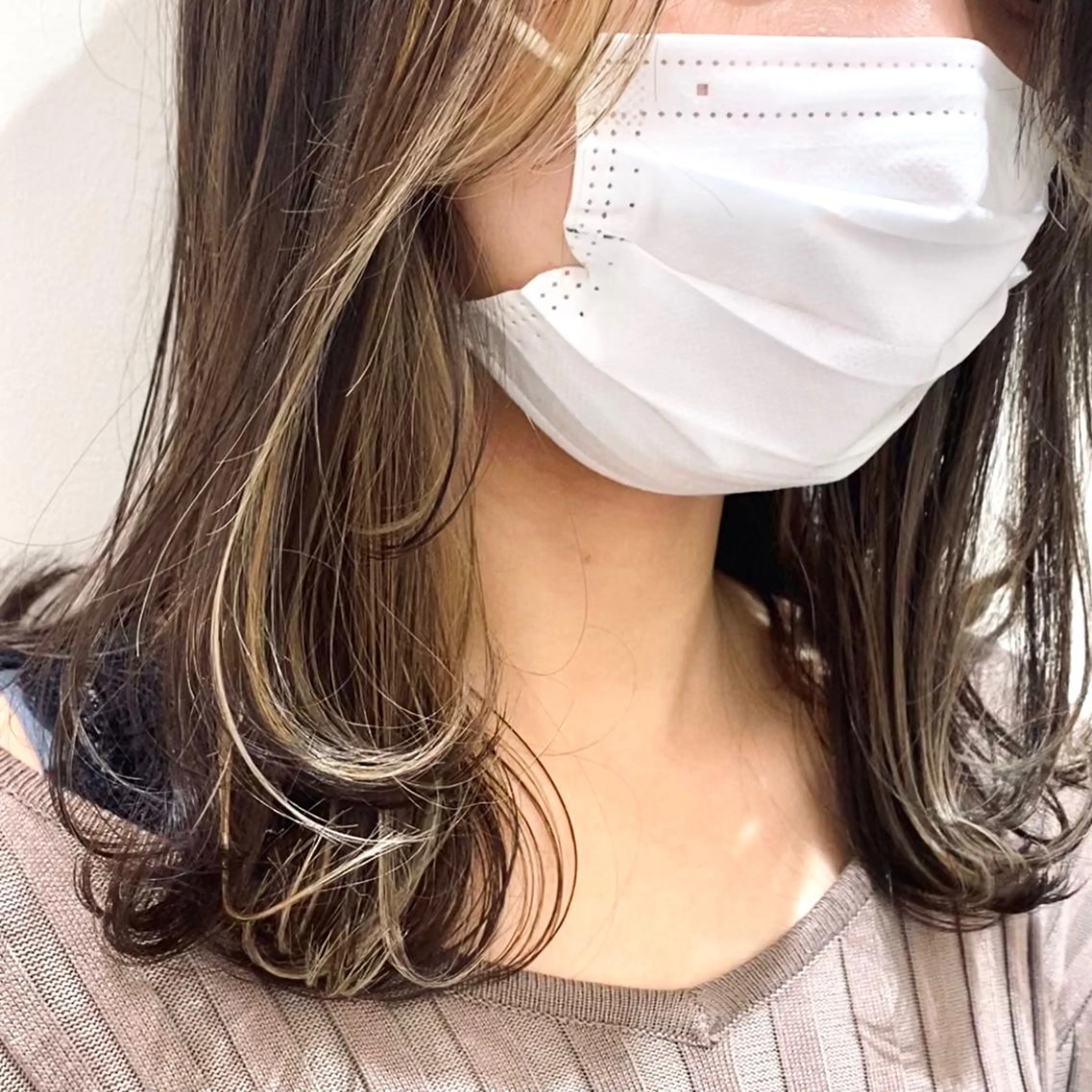 セミロング カラー ハイライトカラー インナーカラー ハイライト カット ヘアカラー トリートメント プレイングカラー🤍 細めハイライトのヘアスタイル