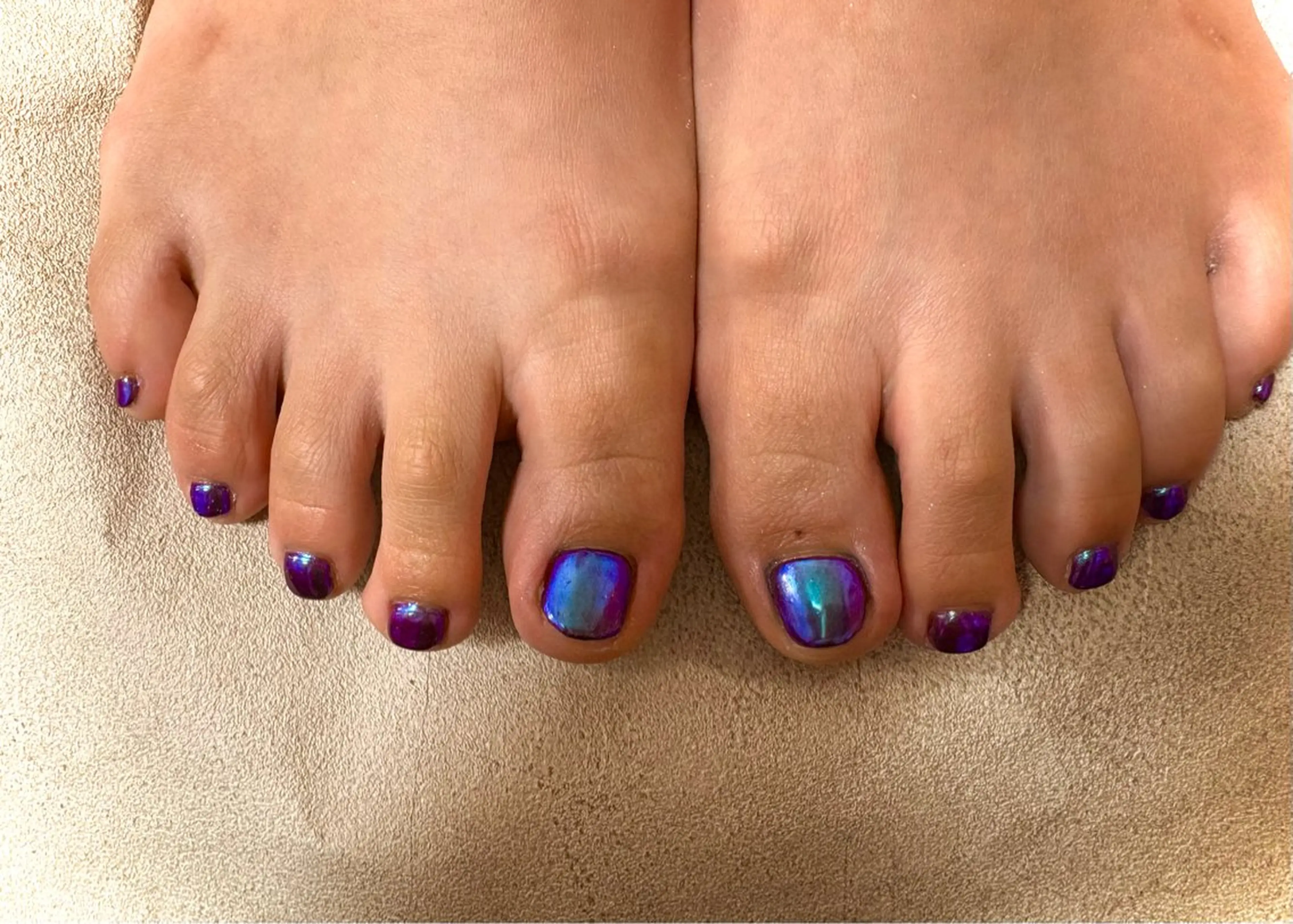 ネイル オーロラネイル ボルドー フットネイル Nail Head Spa Fortuna所属・Fortuna Mihoのネイルデザイン