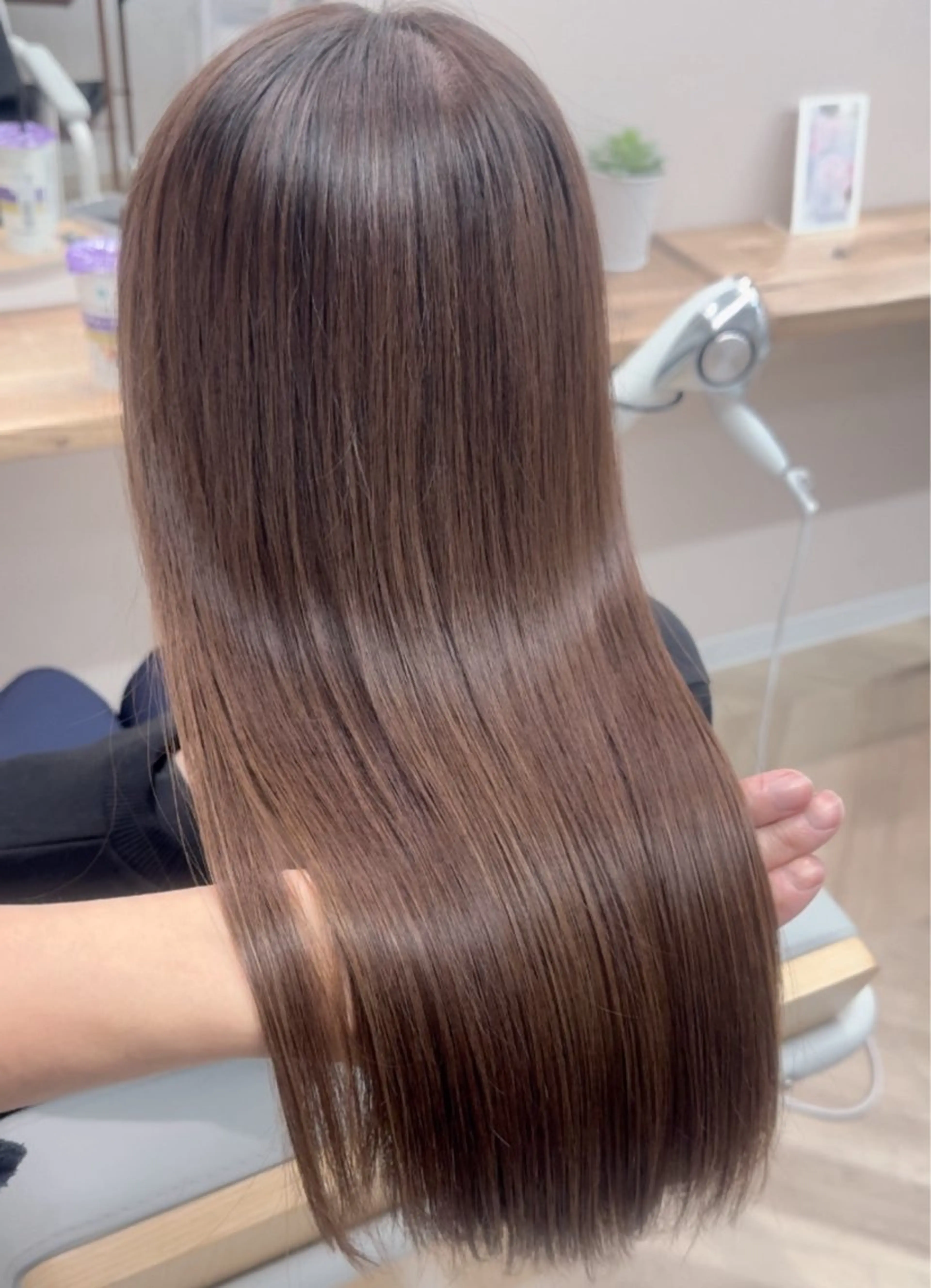 セミロング ブリーチ矯正💐 ミルクティー💐ナオのヘアスタイル