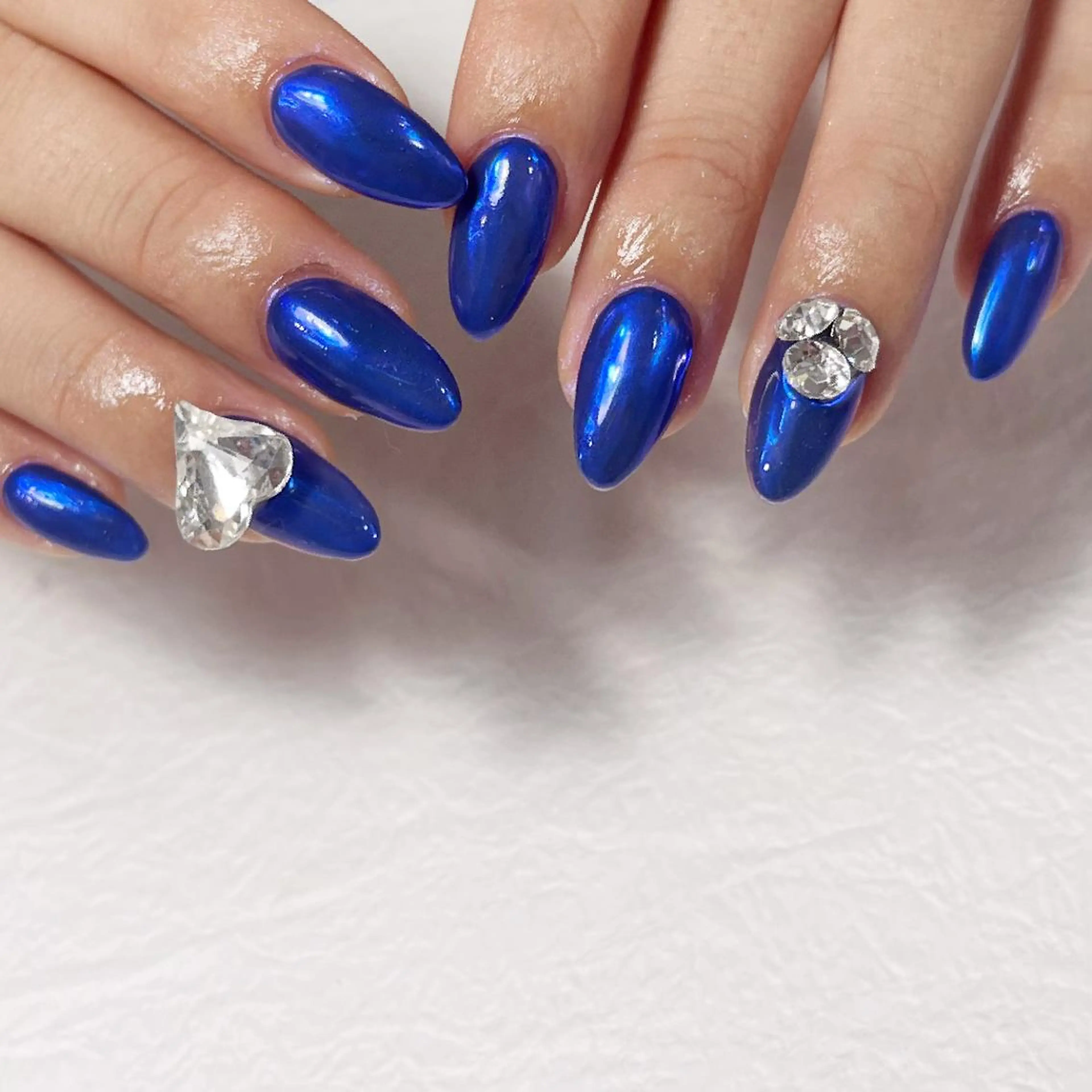 ブルーワンカラー ミラーネイルのブルーでワンランク上のワンカラーに
