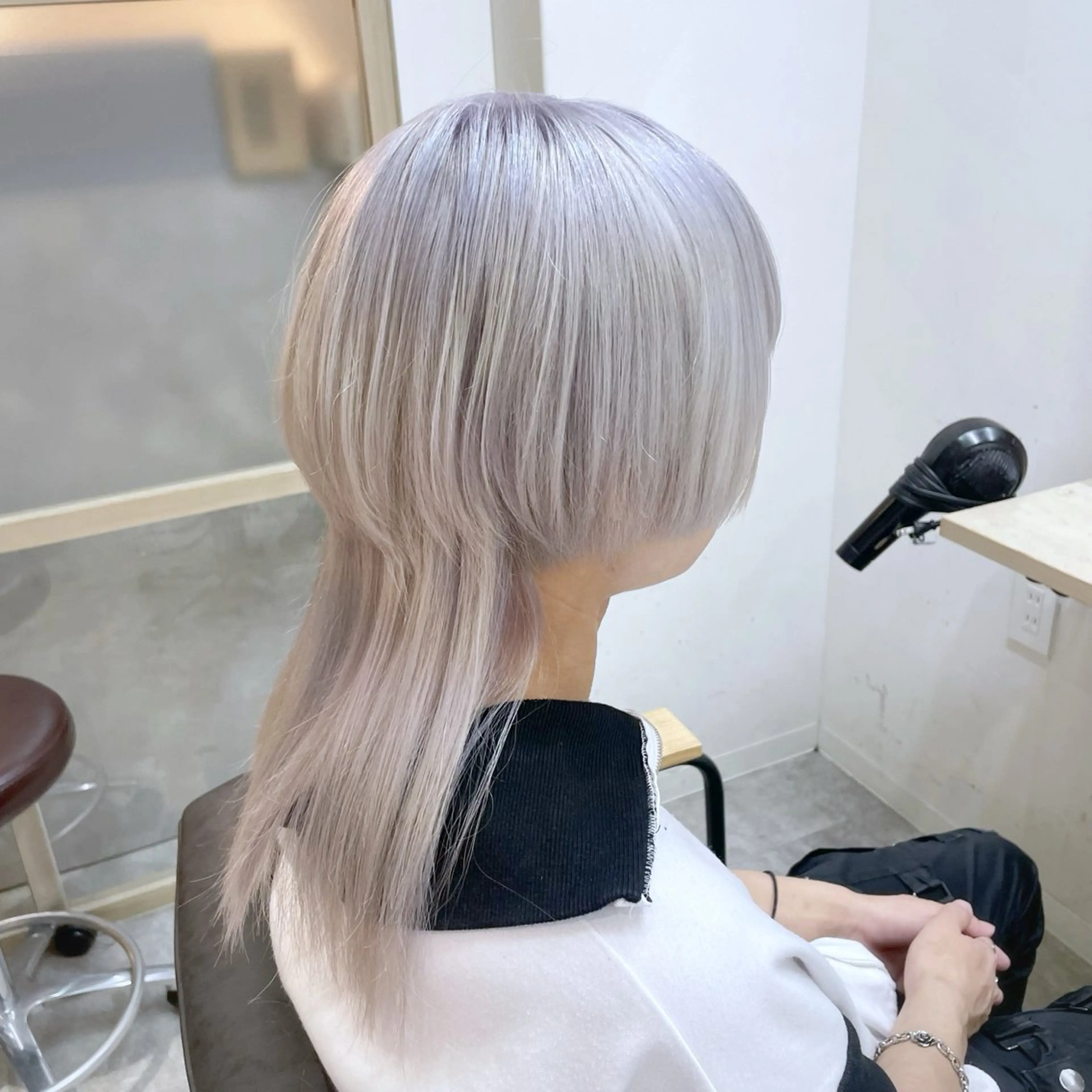 ミディアム カラー メンズ メンズブリーチ ブリーチ シルバー ホワイトシルバー EMANON新宿南口所属・🦄中性ウルフ ☁️Shiori🦄のヘアスタイル