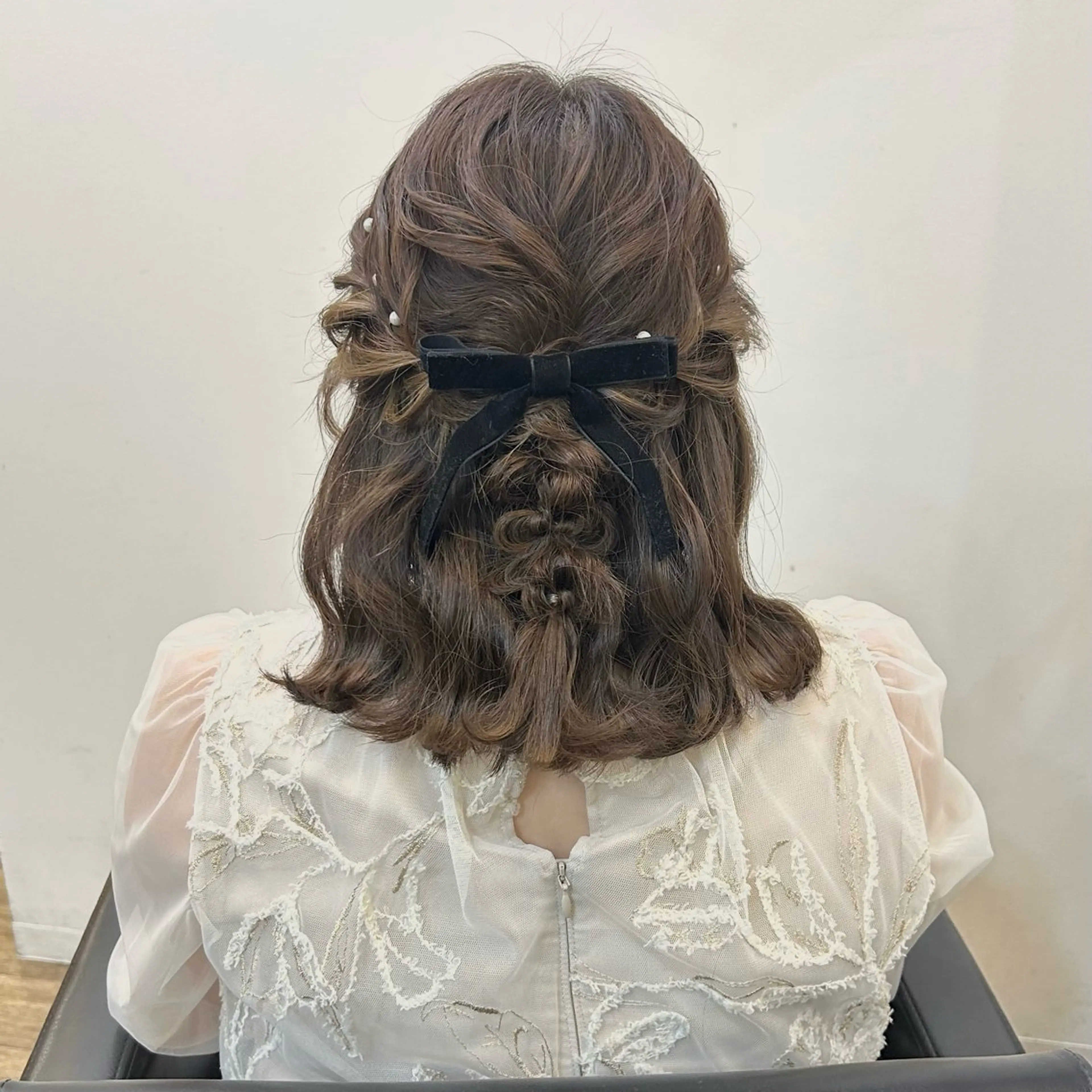 ミディアム ヘアアレンジ ハーフアップ ボブ くびれヘア 顔周りカット 髪質改善 ヘアセット ブリーチなしベージュ /ヘアセット/ミユのヘアスタイル