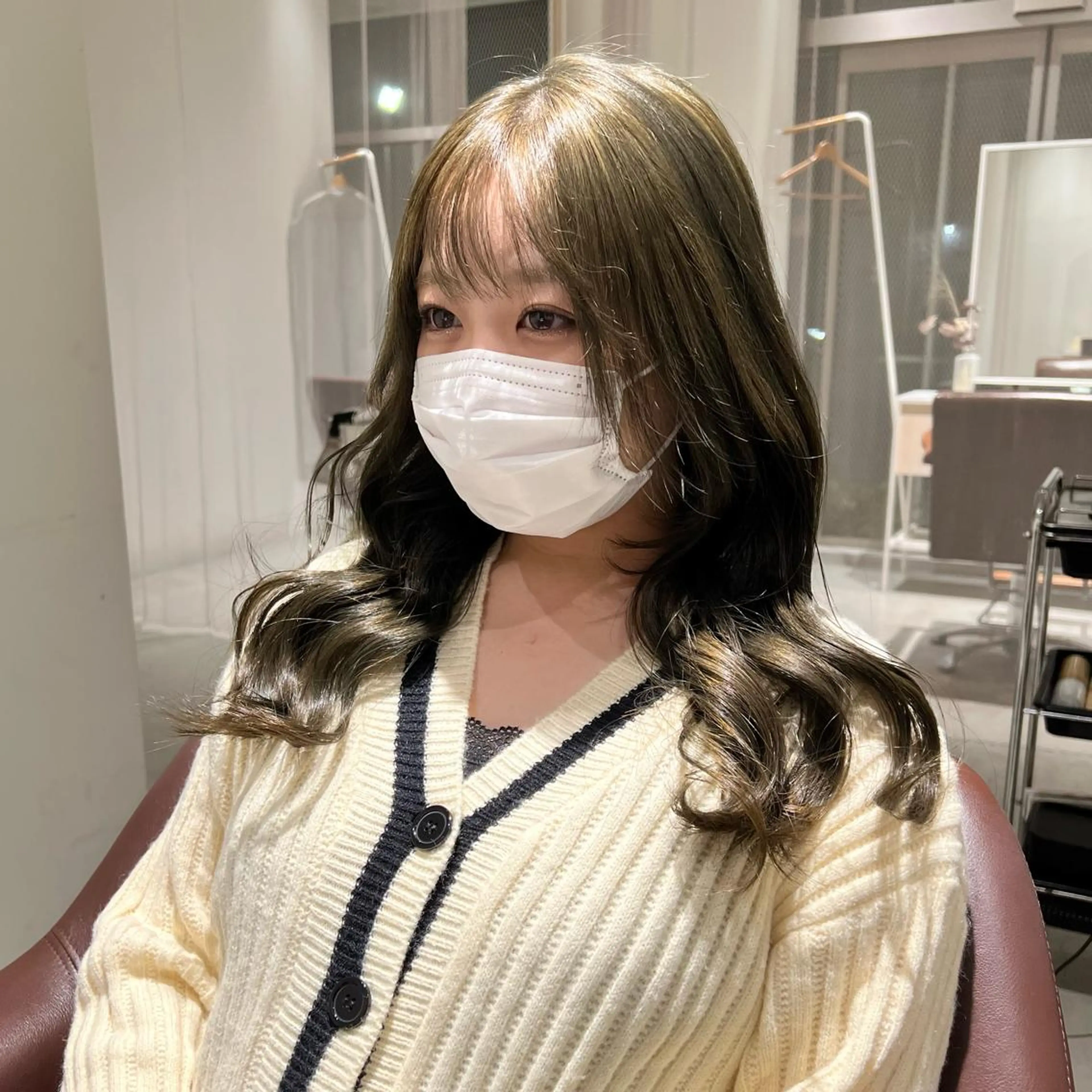 セミロング カラー グレージュ オリーブグレージュ オリーブグレー WHITE EYE 和歌山 眉毛とまつ毛の専門店所属・福家 実輝のマツエク・マツパデザイン