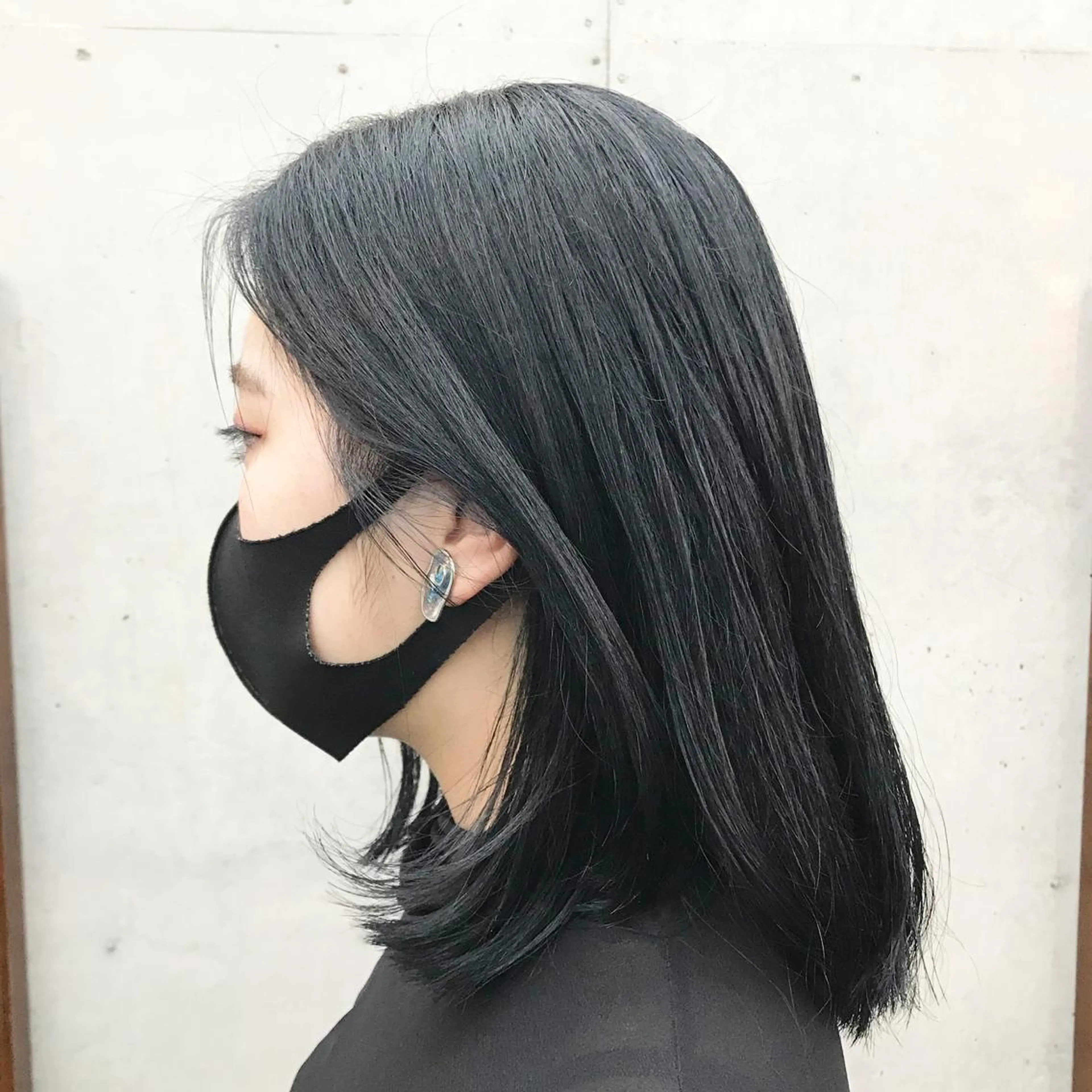 ミディアム カラー 黒髪 ブルーカラー ブルーブラック カット ヘアカラー トリートメント ✂︎ウルフ・ショート ✂︎MIKUNIのヘアスタイル