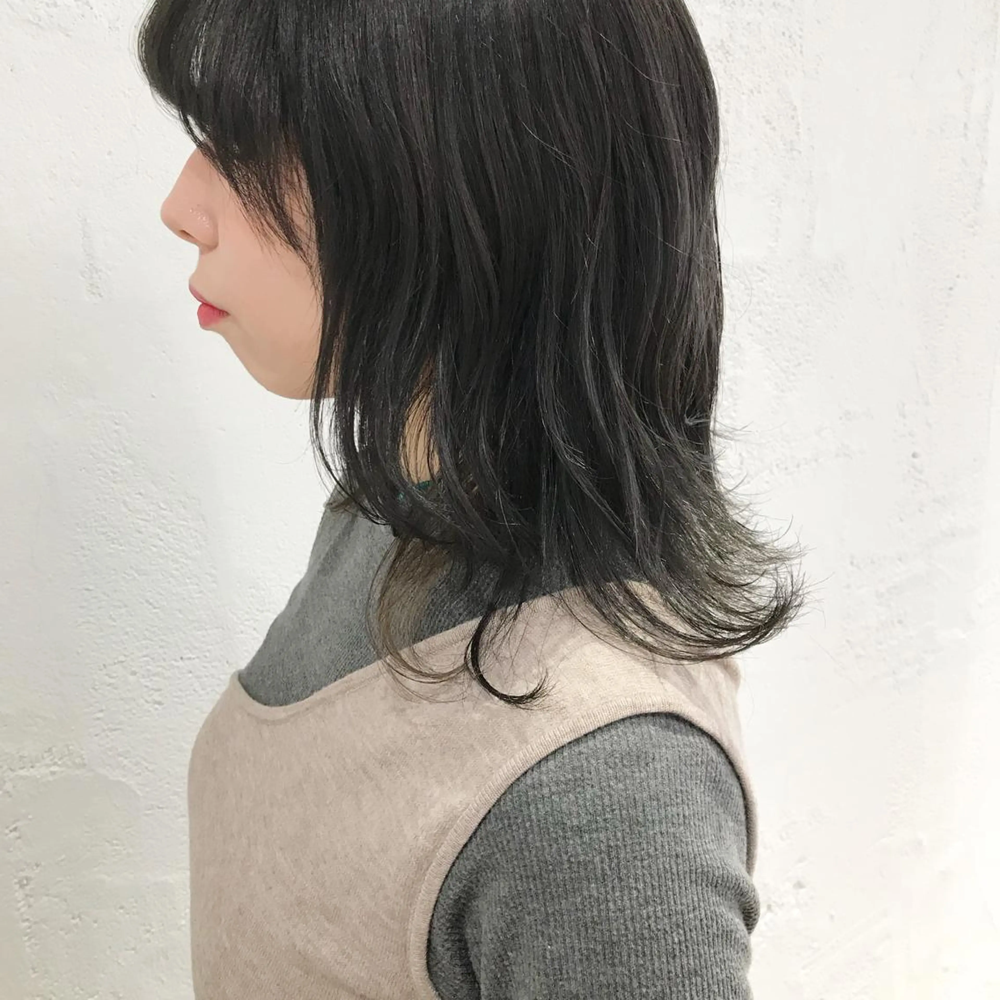 セミロング カラー ウルフカット ベージュ/オリーブ ボブ/小笠原汐海のヘアスタイル