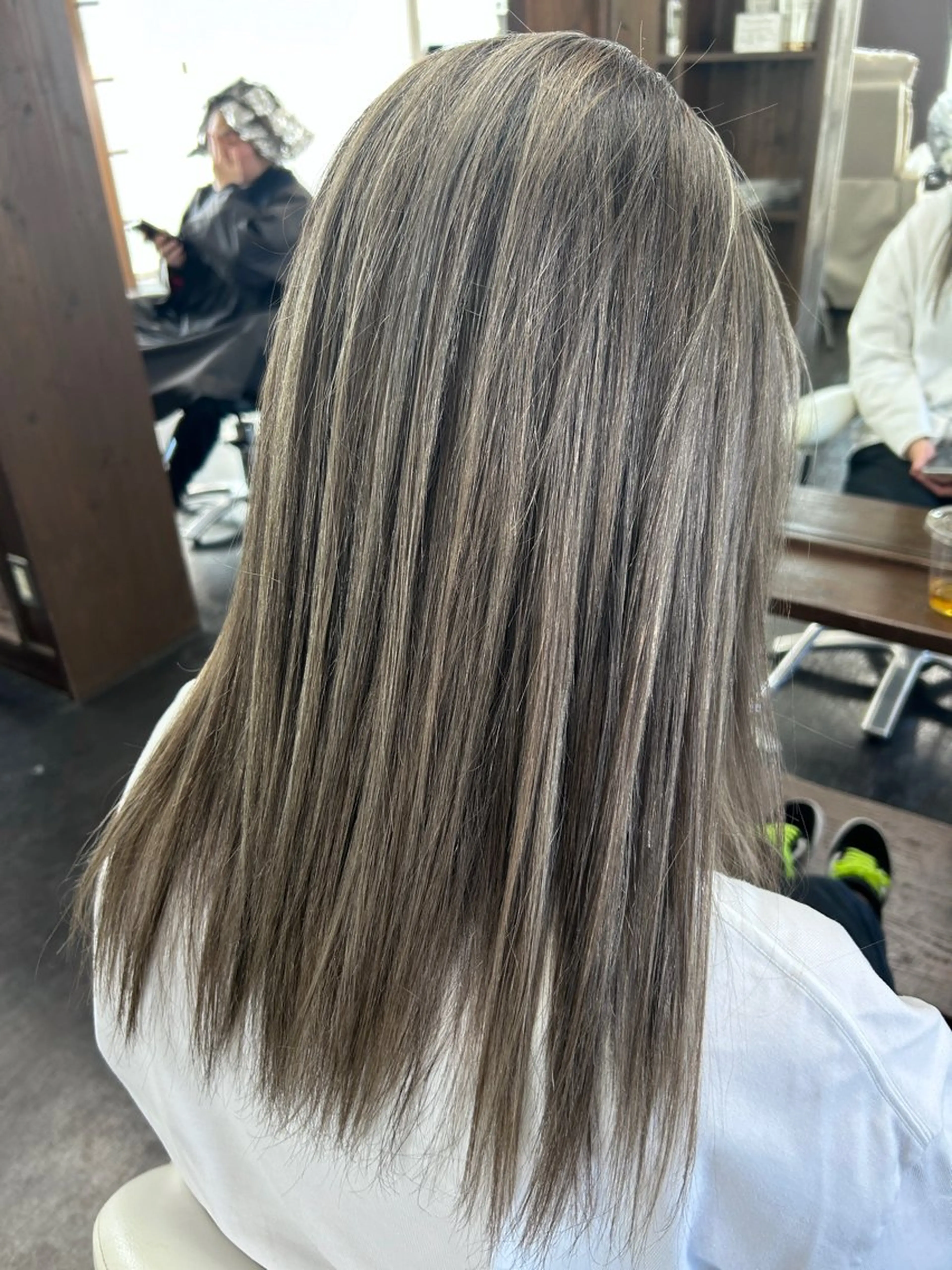 セミロング ハイライト OLUOLU所属・桝田 友美のヘアスタイル