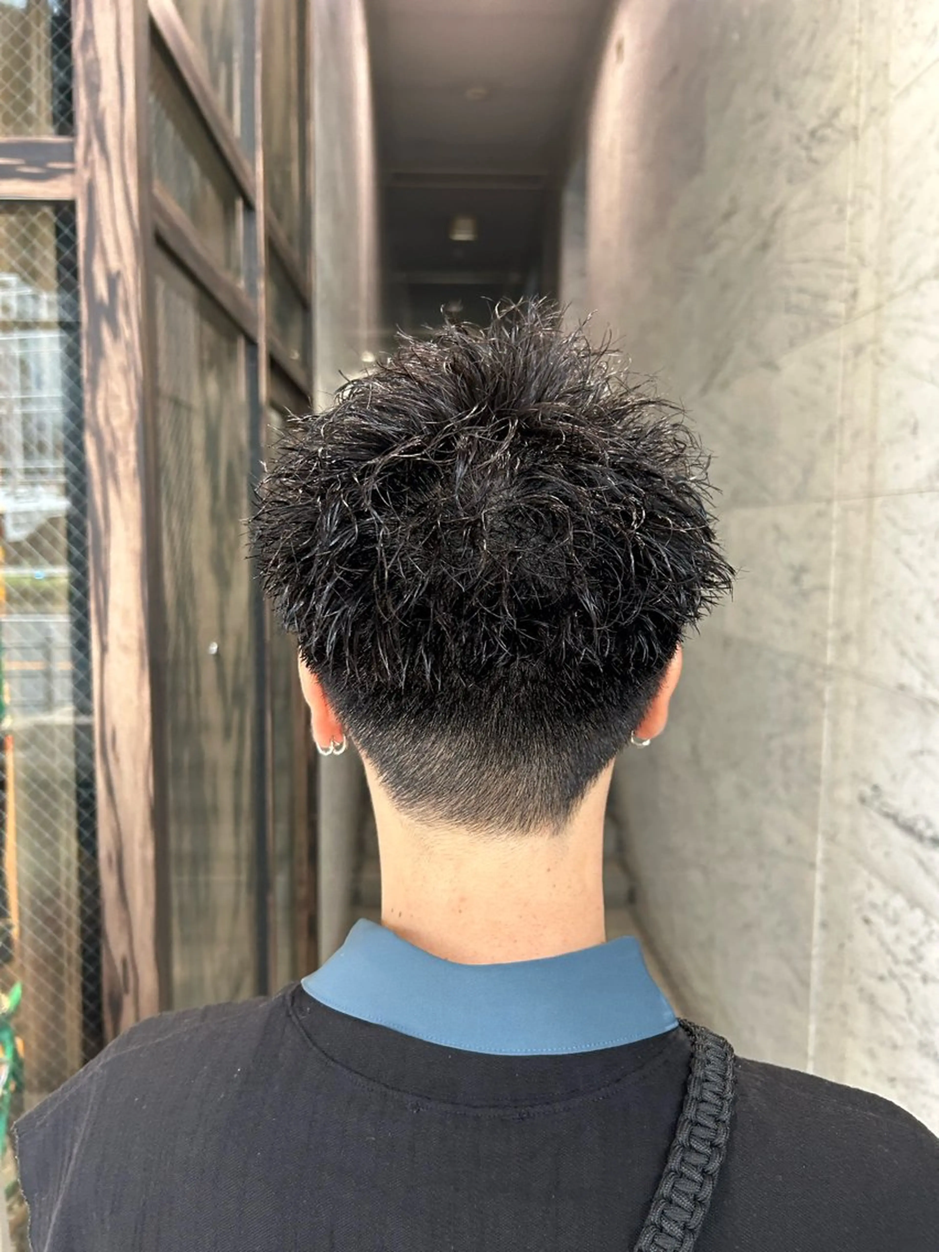 ショート パーマ メンズ 岡田 拓真のヘアスタイル