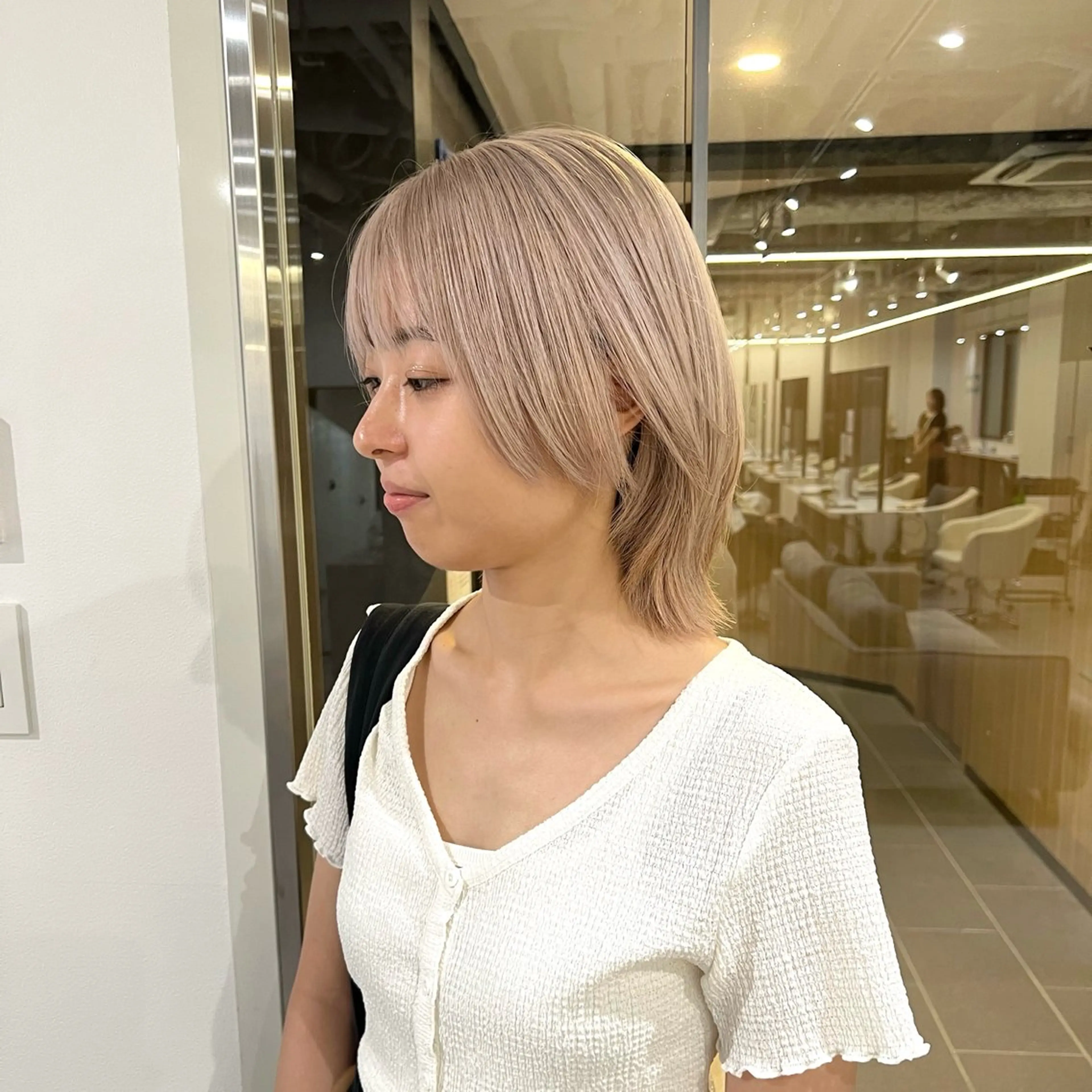 ミディアム カラー ベージュカラー ブリーチ ホワイトベージュ ウルフカット knowhow京都所属・三宅 昌太のヘアスタイル