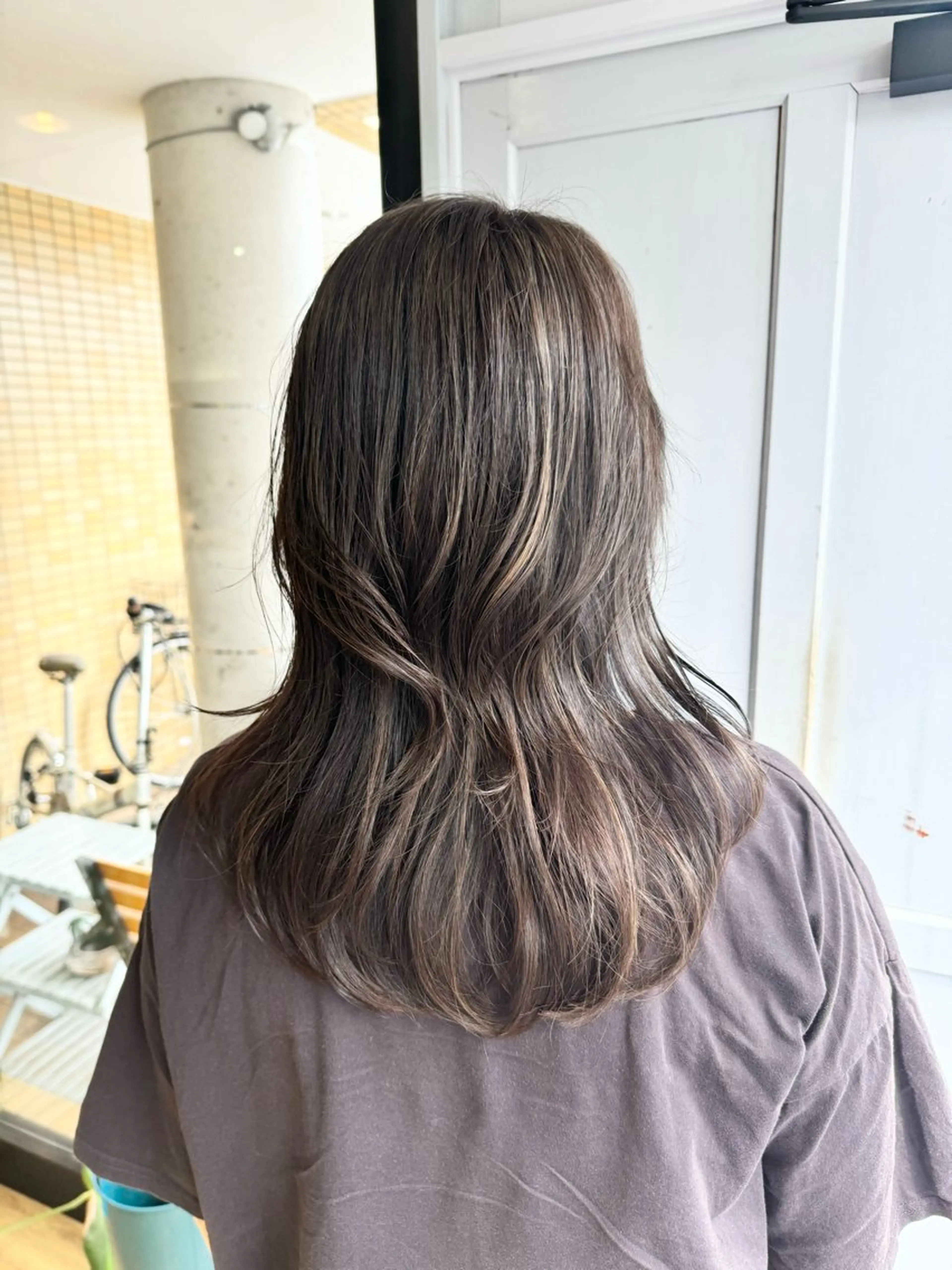 ロング カラー アッシュ アッシュグレー ハイライトカラー ハイライト ヘアカラー トリートメント ツキダテ ユイのヘアスタイル