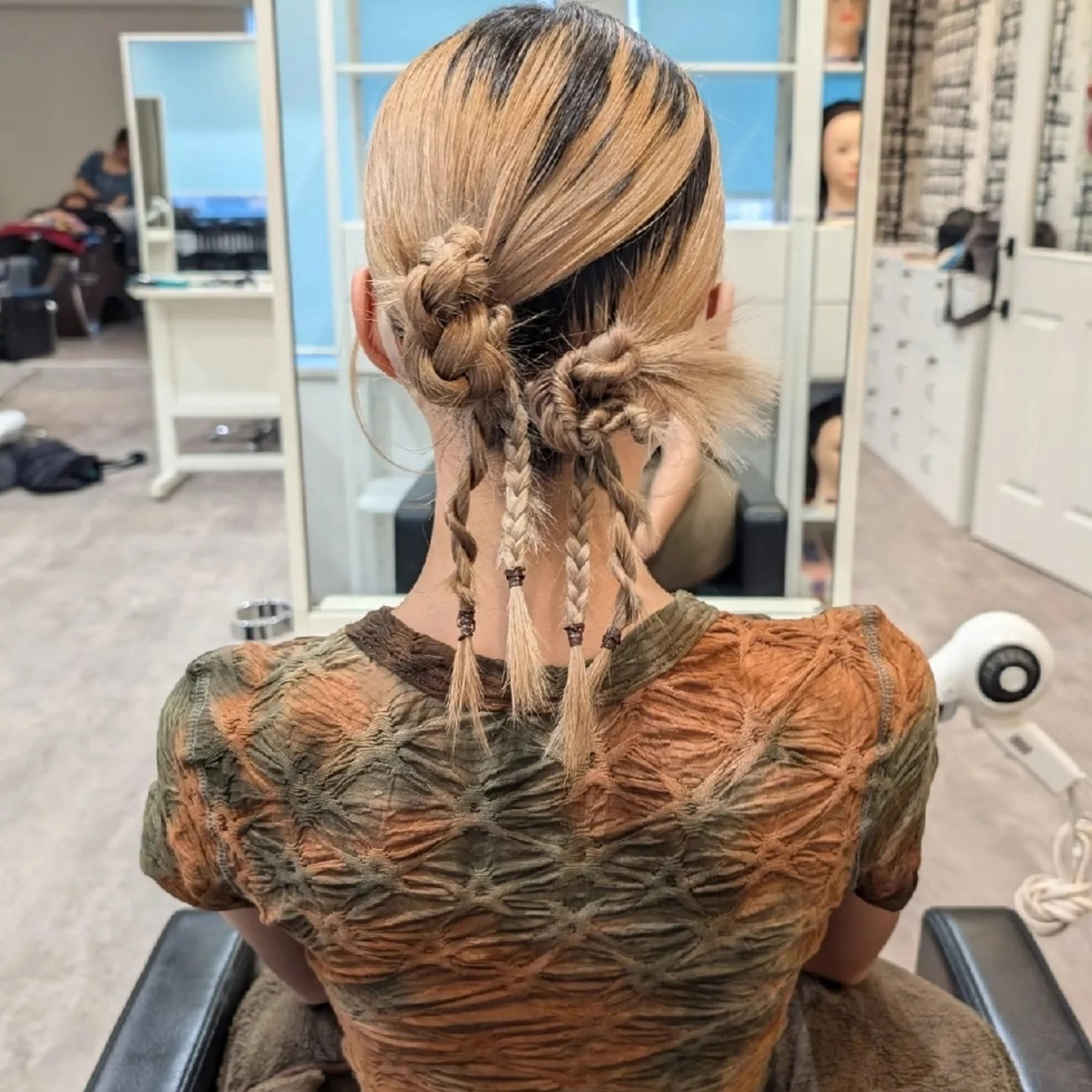 セミロング ヘアアレンジ 彩桜/艶カラー/小顔 に見せるカット✂のヘアスタイル