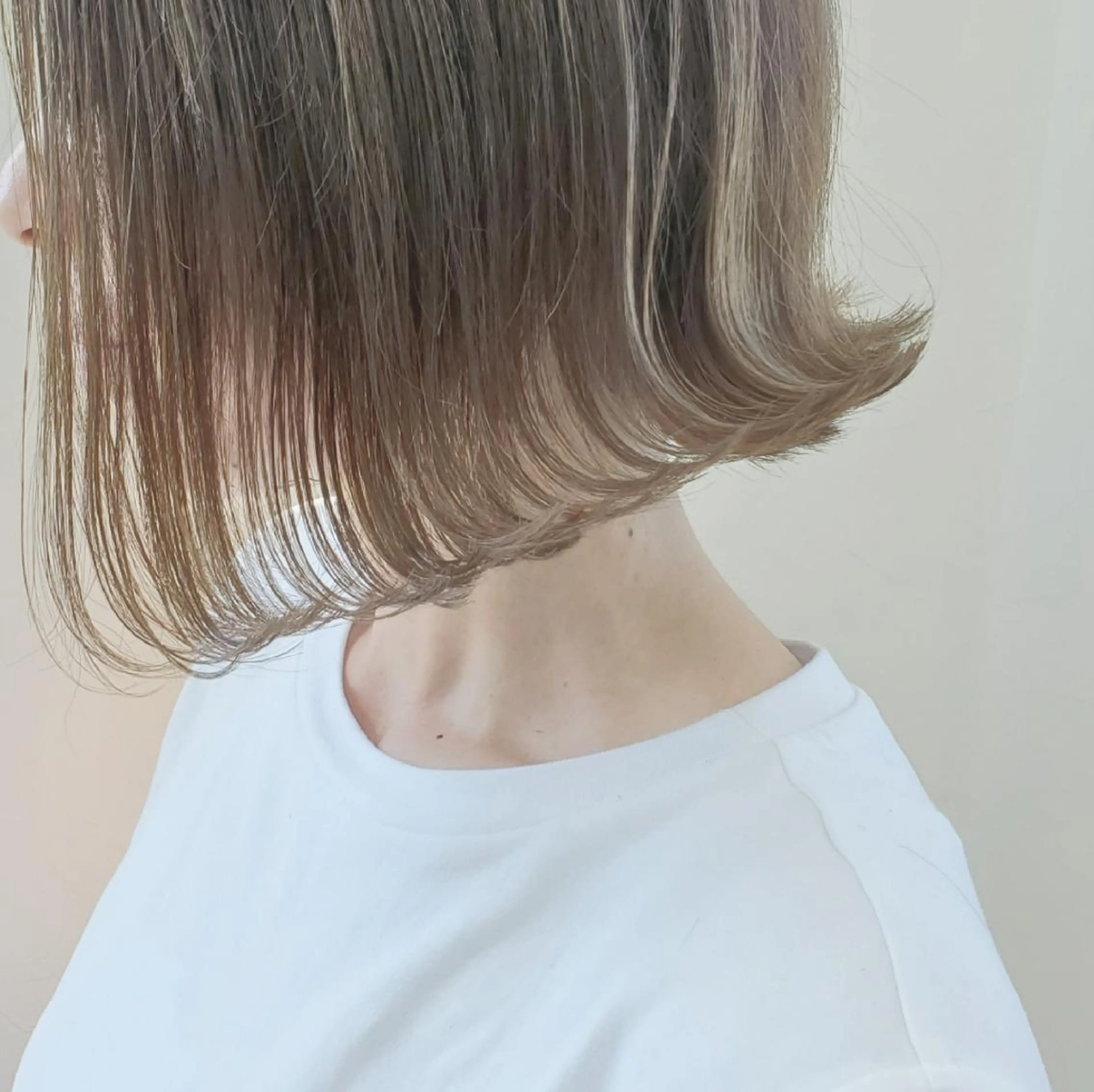 ミディアム カラー 切りっぱなしボブ ベージュカラー ブロンド 透明感カラー ミルクティーベージュ ヘアカラー トリートメント レイヤーカット/ ウルフカット/大橋 のヘアスタイル