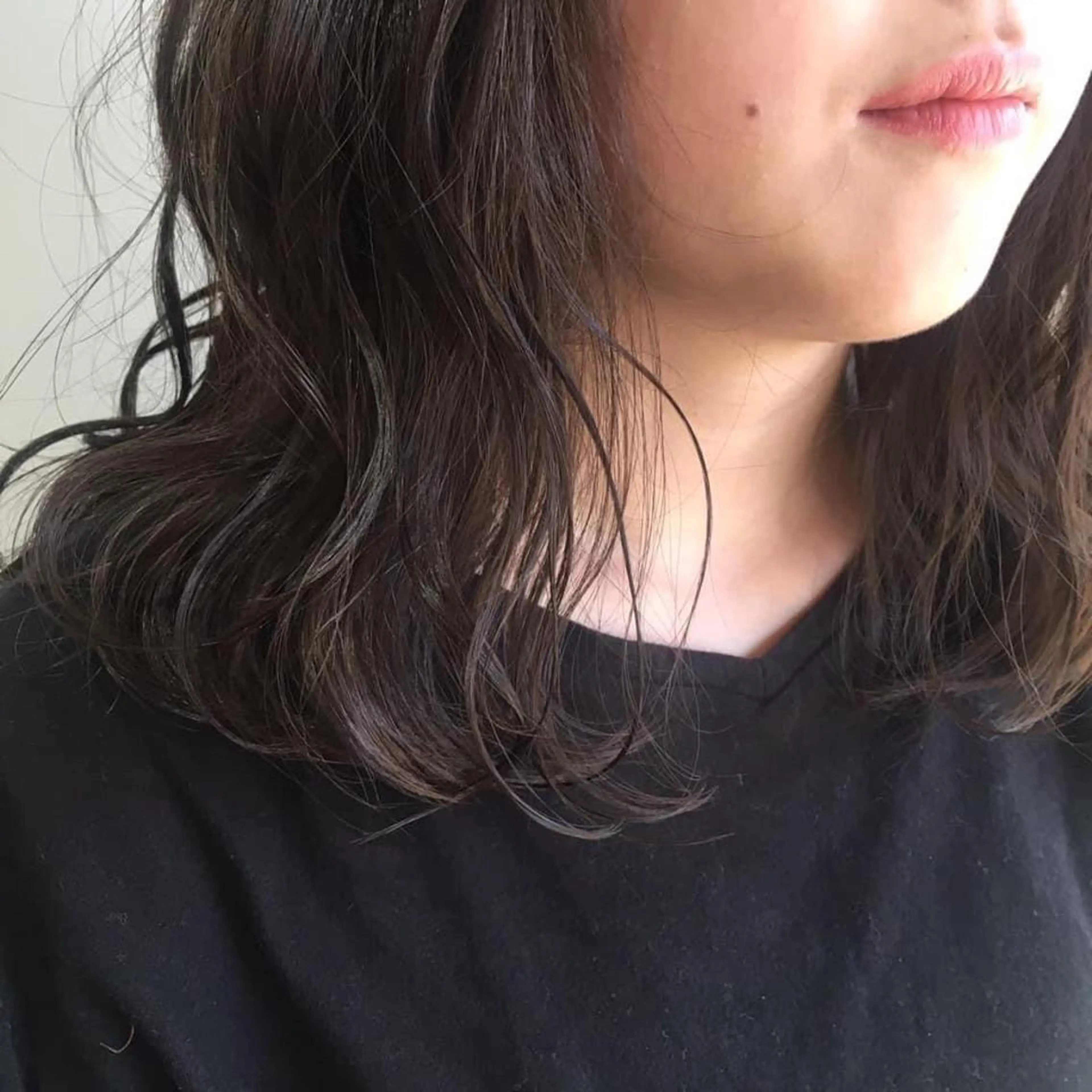 ミディアム ブリーチなしカラー/ 顔周りレイヤーカットのヘアスタイル