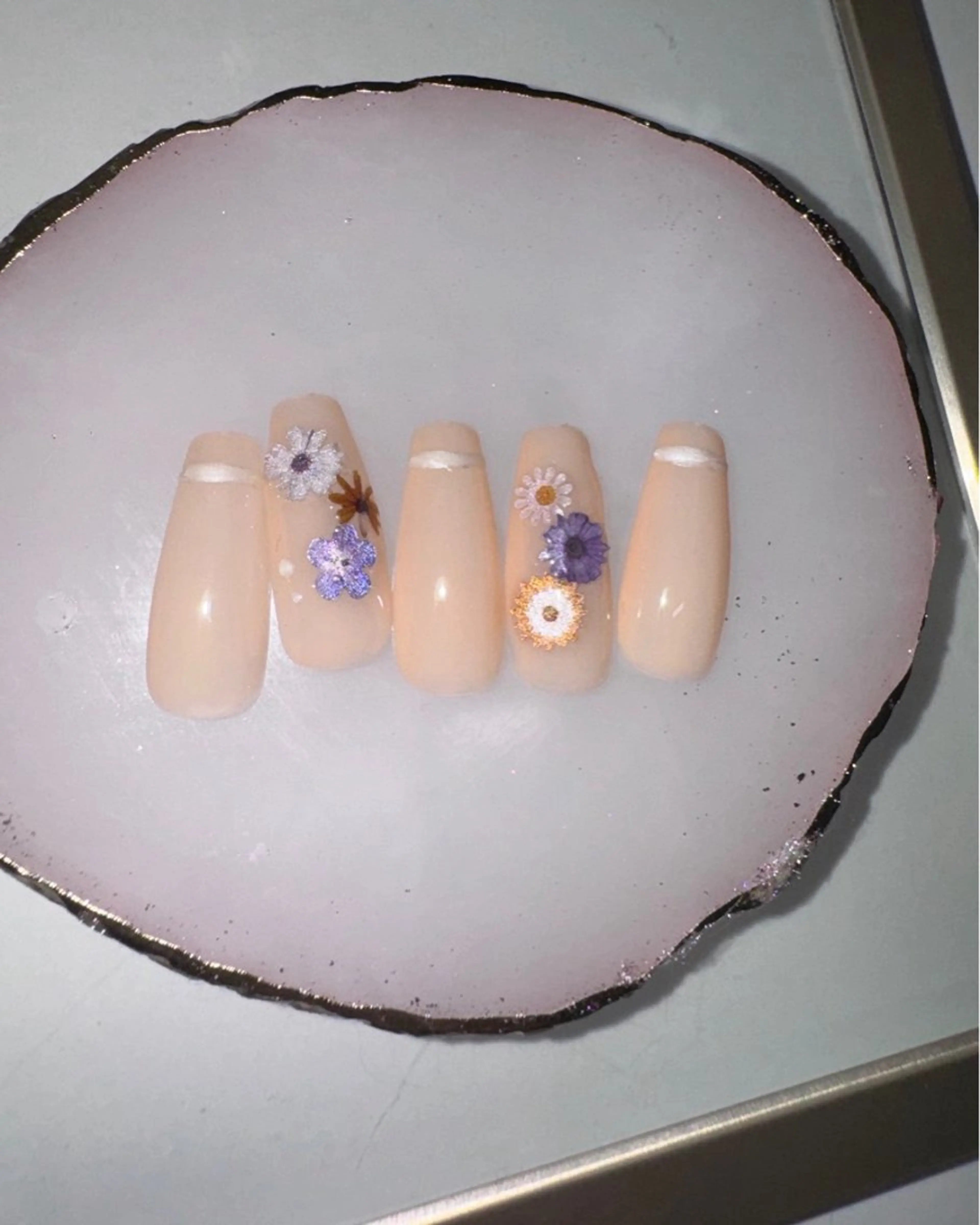 ミディアム on nail 尾張旭三郷店のネイルデザイン