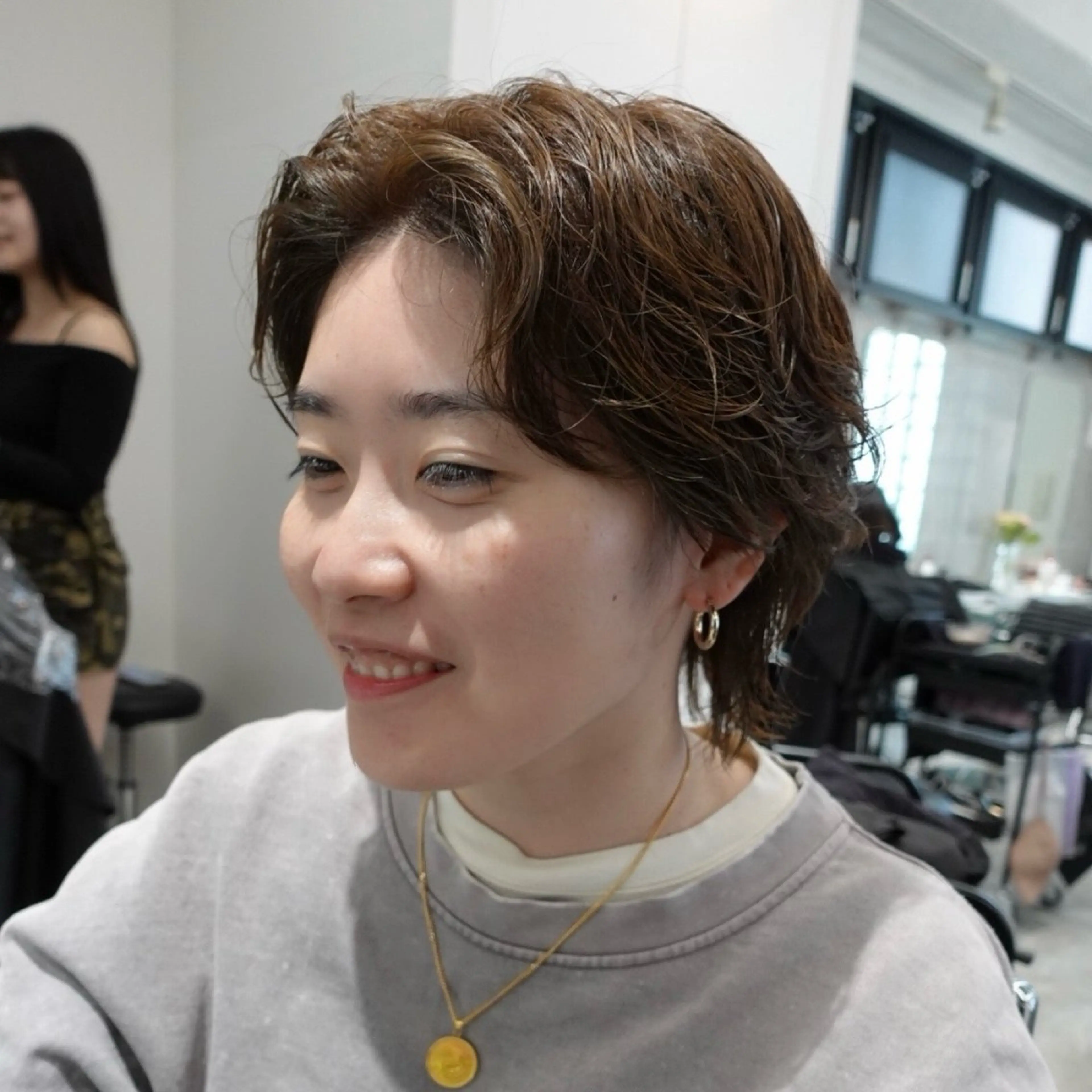 ショート カラー パーマ ヘアアレンジ ブラウンカラー ウルフカット カット ヘアカラー パーマ 🌐サトウ リョウ🌐のヘアスタイル
