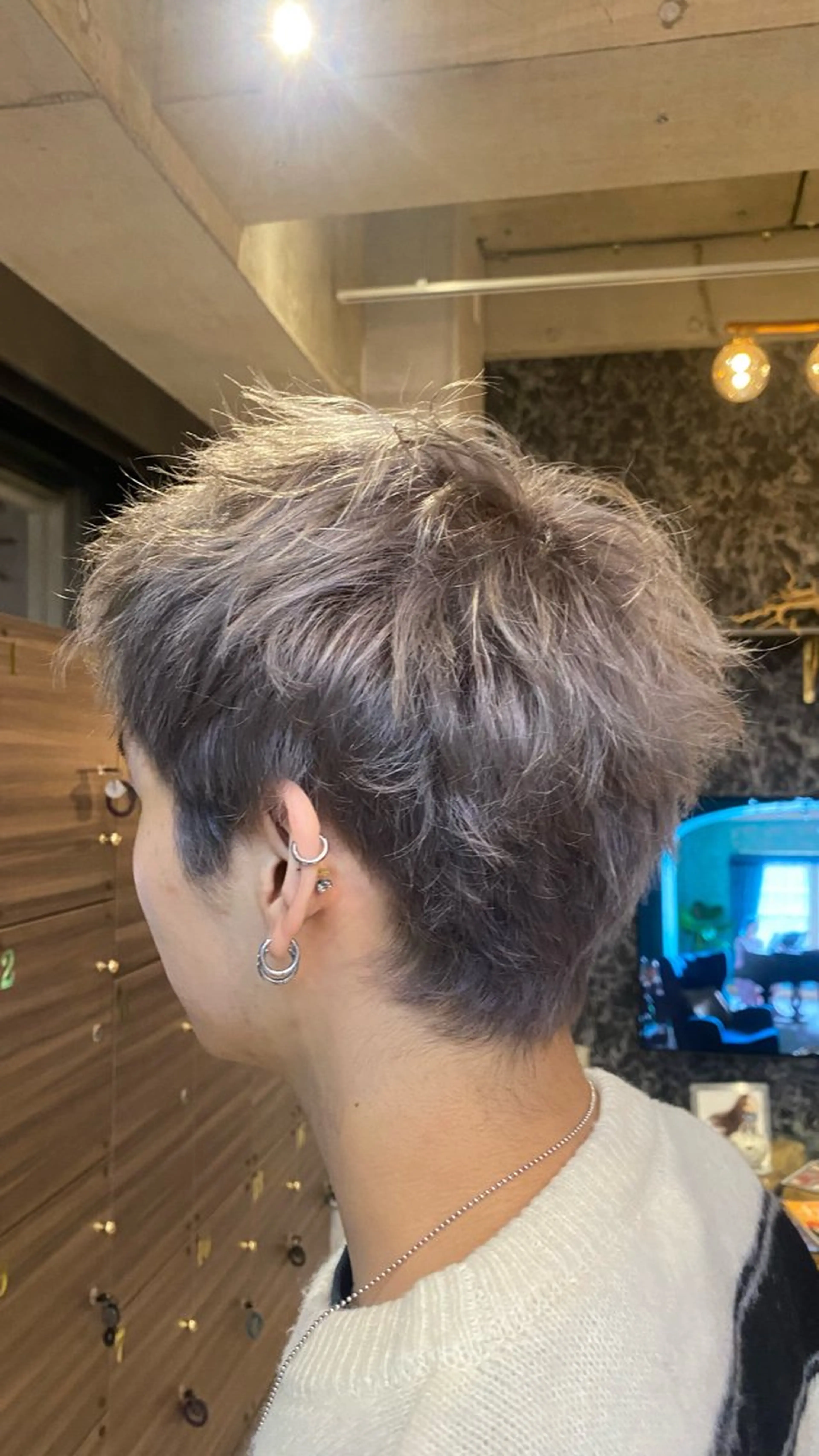 ショート カラー ブリーチ シルバー ヘアカラー 飯田 雷晟のヘアスタイル