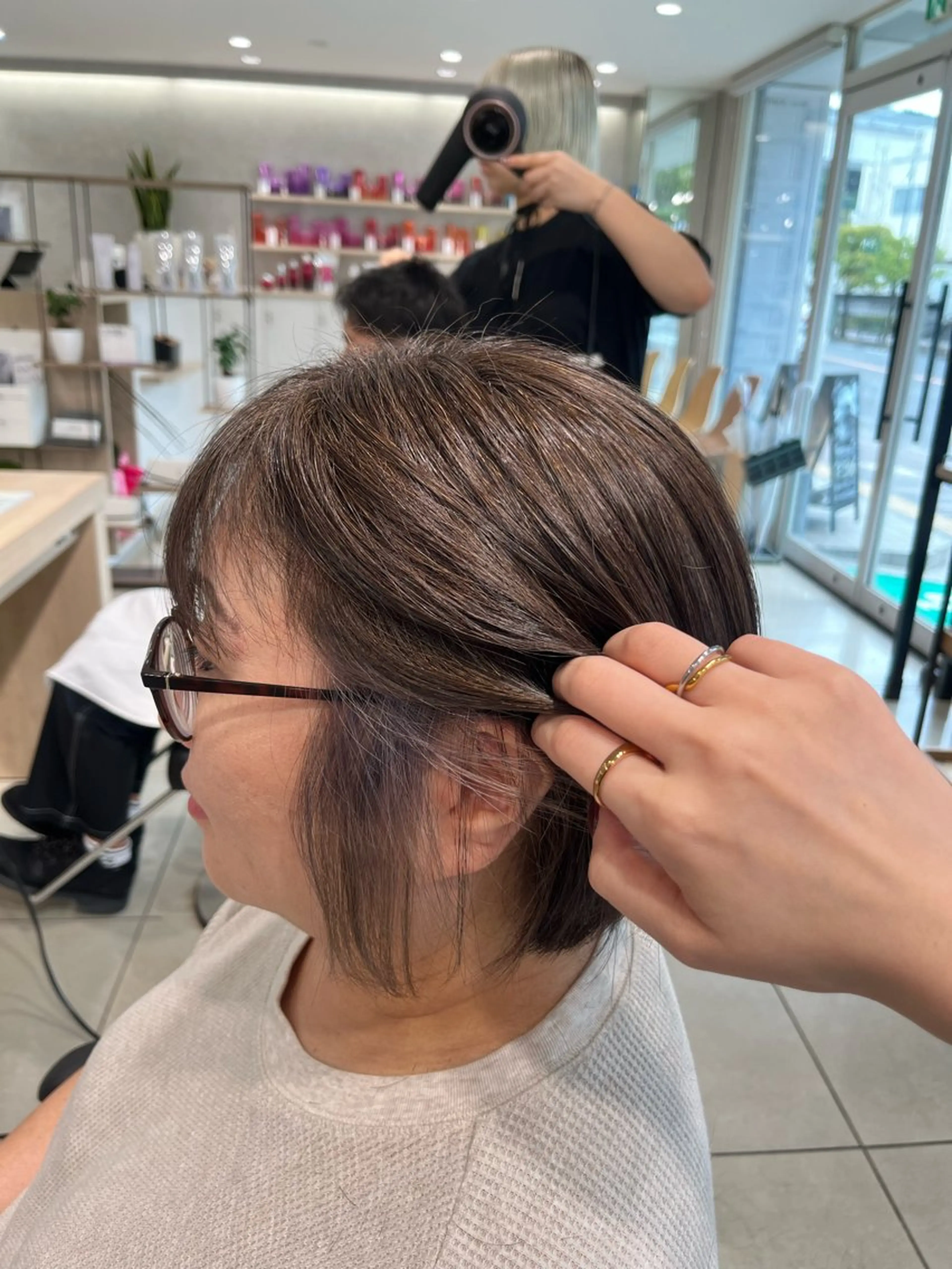 ショート カラー ベージュカラー 卒業式のヘアスタイル カット ヘアカラー 巖本 真希のヘアスタイル