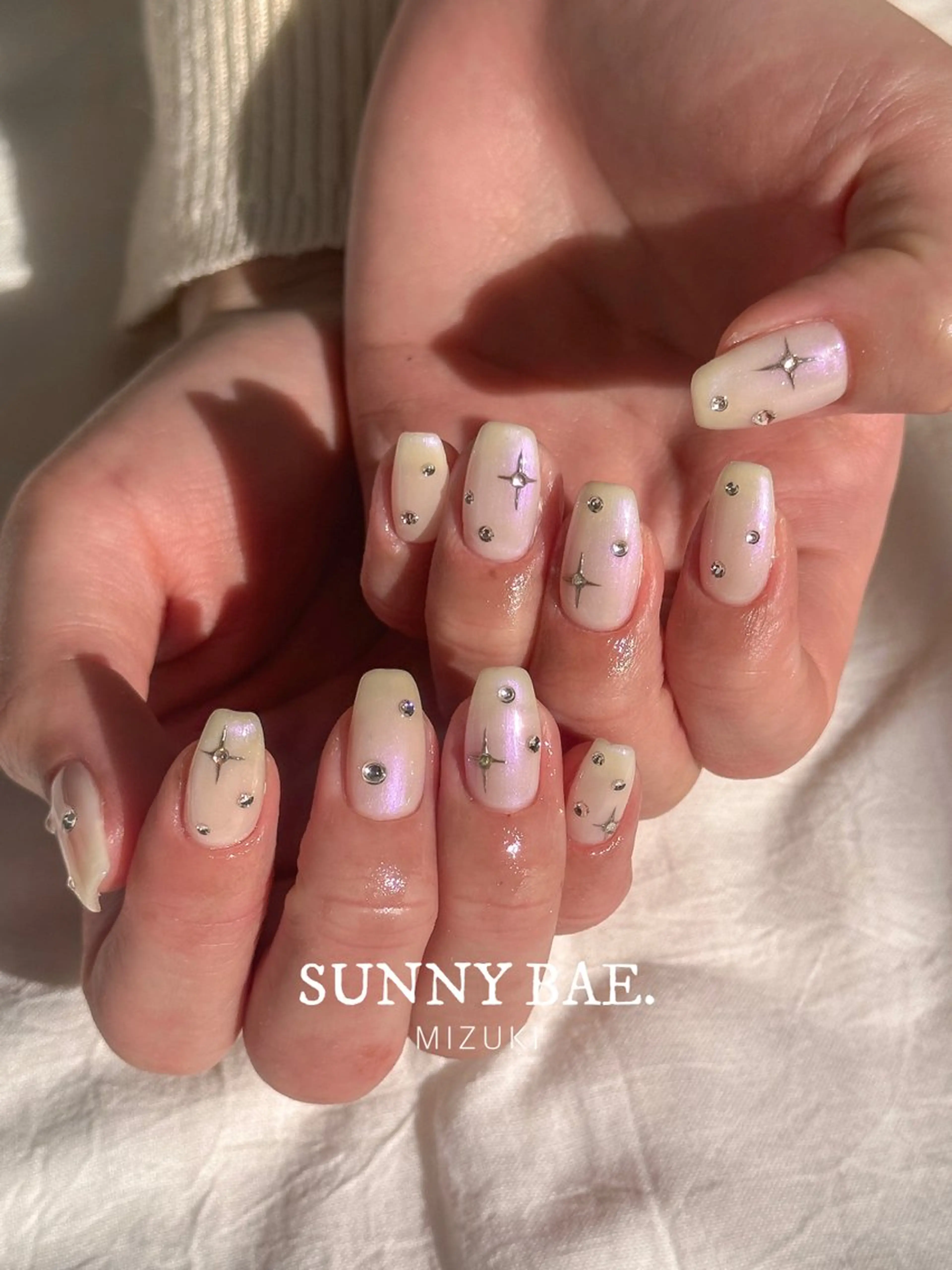 ネイル オーロラネイル パープル ストーンネイル ホワイト ハンドネイル SUNNY BAE. 🌼MIZUKIのネイルデザイン