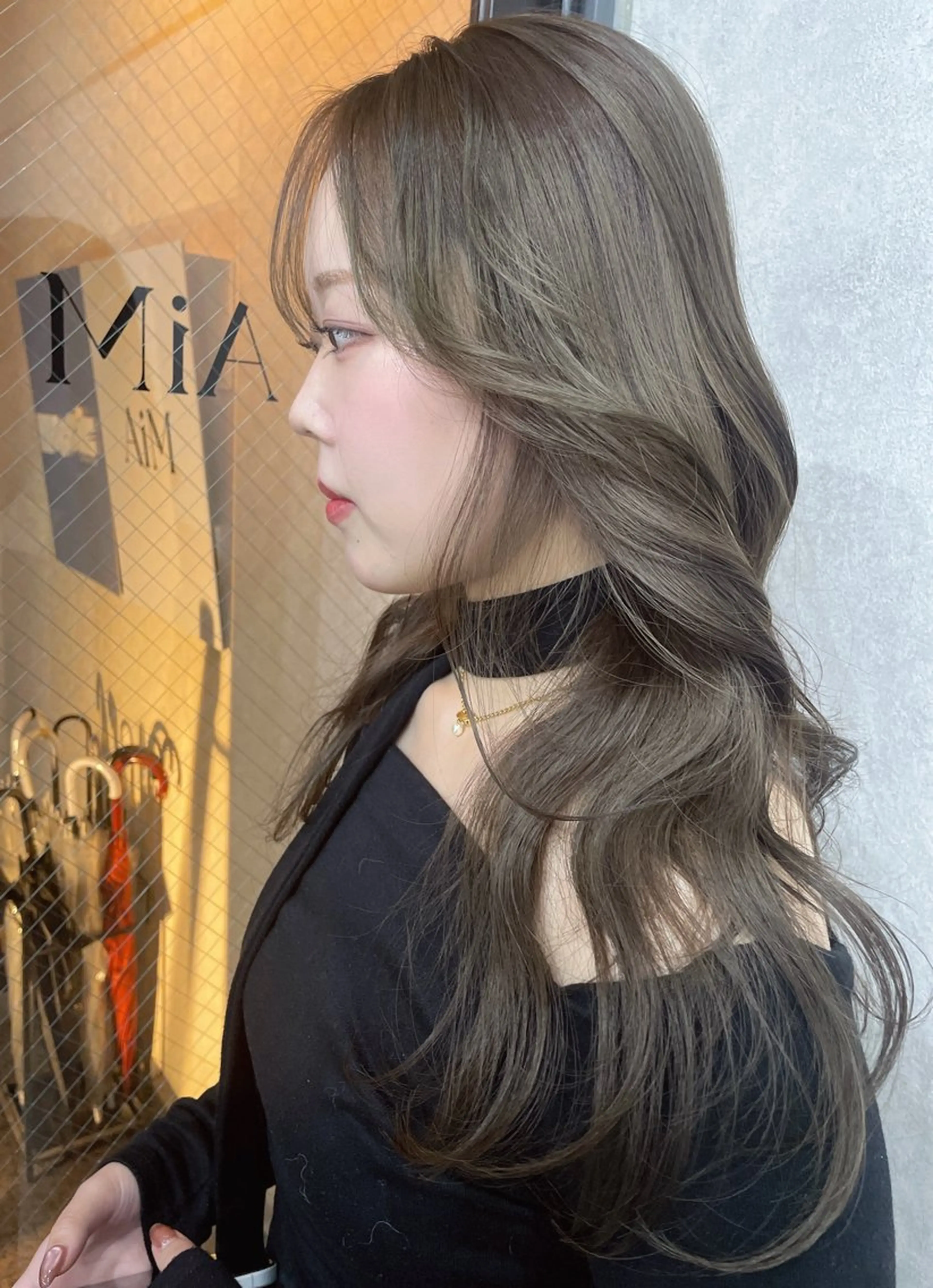 ロング カラー ベージュカラー オリーブベージュ AIRI layer cut hairのヘアスタイル