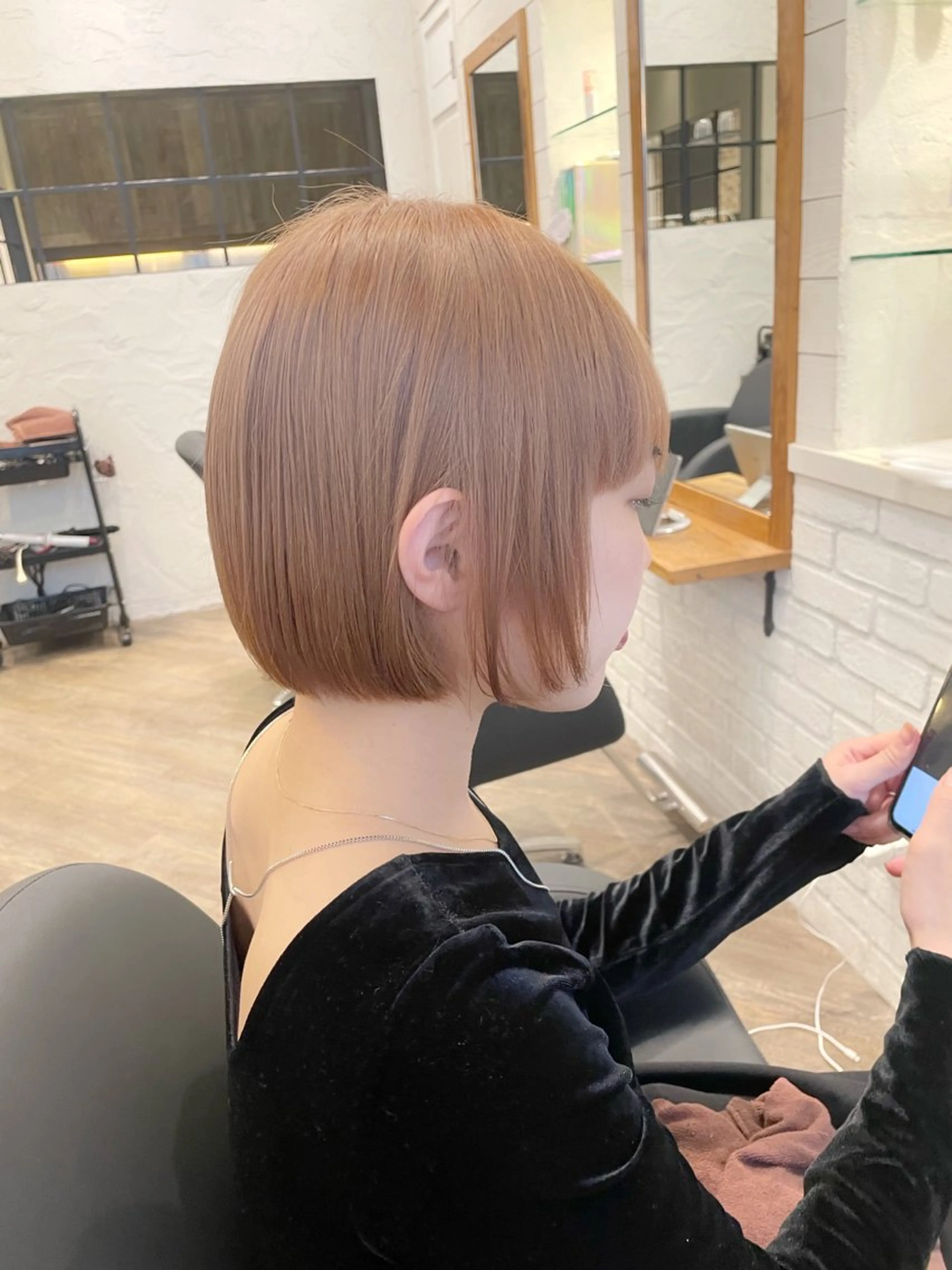 ショート カラー ベージュカラー ブリーチ ダブルカラー ハイトーンカラー ミルクティーベージュ ヘアカラー トリートメント Hair Salon BOTTOMS所属・✨透明感ケアカラー✨ 長野ゆきなのヘアスタイル